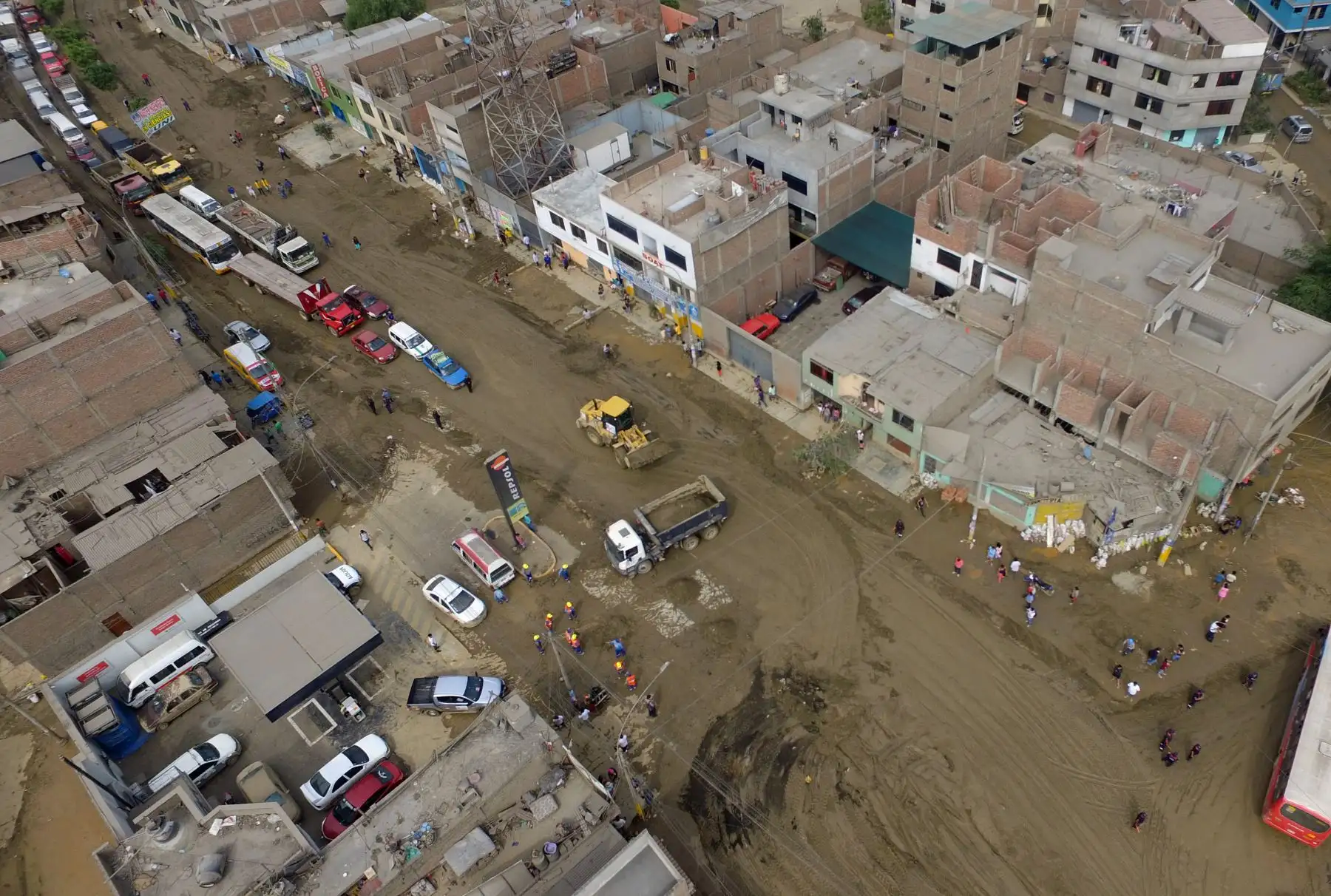 LIMA,PERÚ-FEBRERO 01.Trabajos de limpieza de escombros en la Av Malecón Checa con el puente Huaycoloro. Foto:ANDINA/archivo.