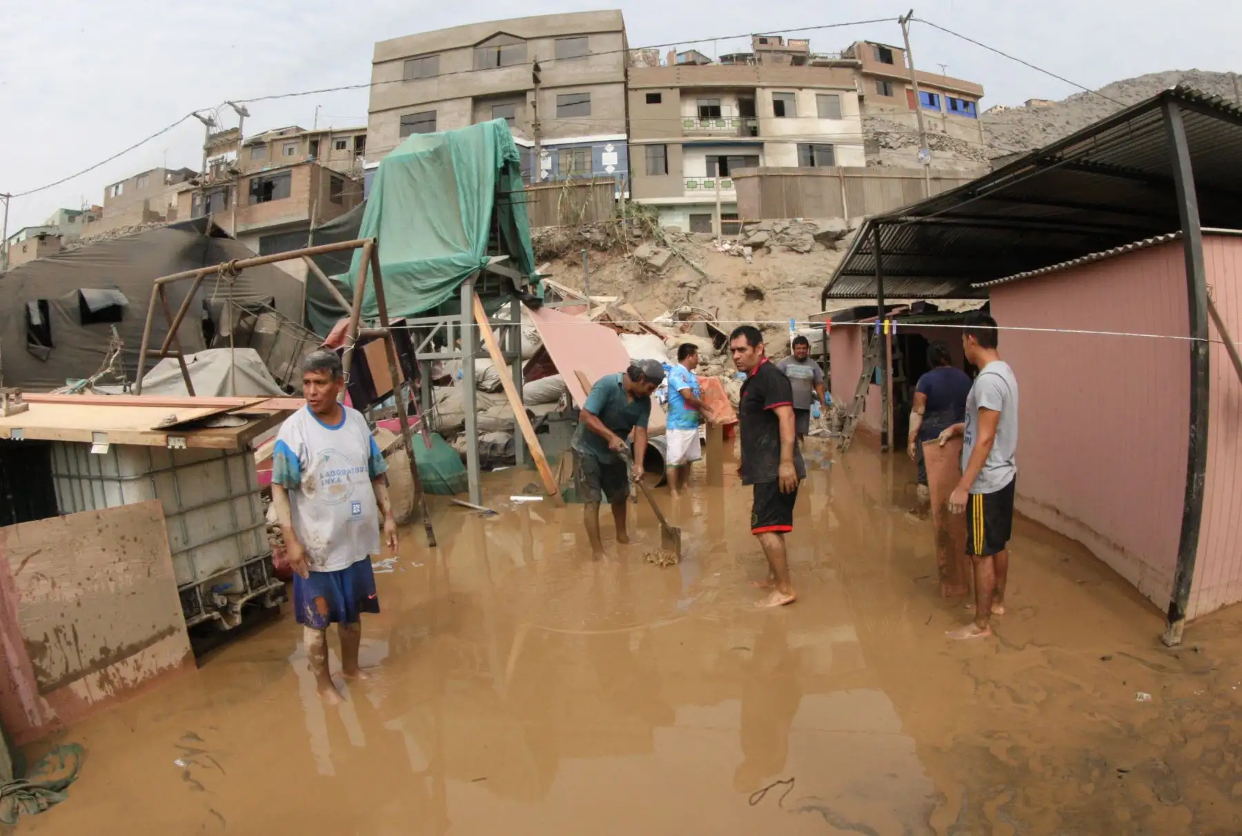LIMA,PERÚ- FEBRERO 01. Damnificados por los estragos de los huaicos provocados por el desborde del río Huaycoloro. Foto: ANDINA/ Jhony Laurente
