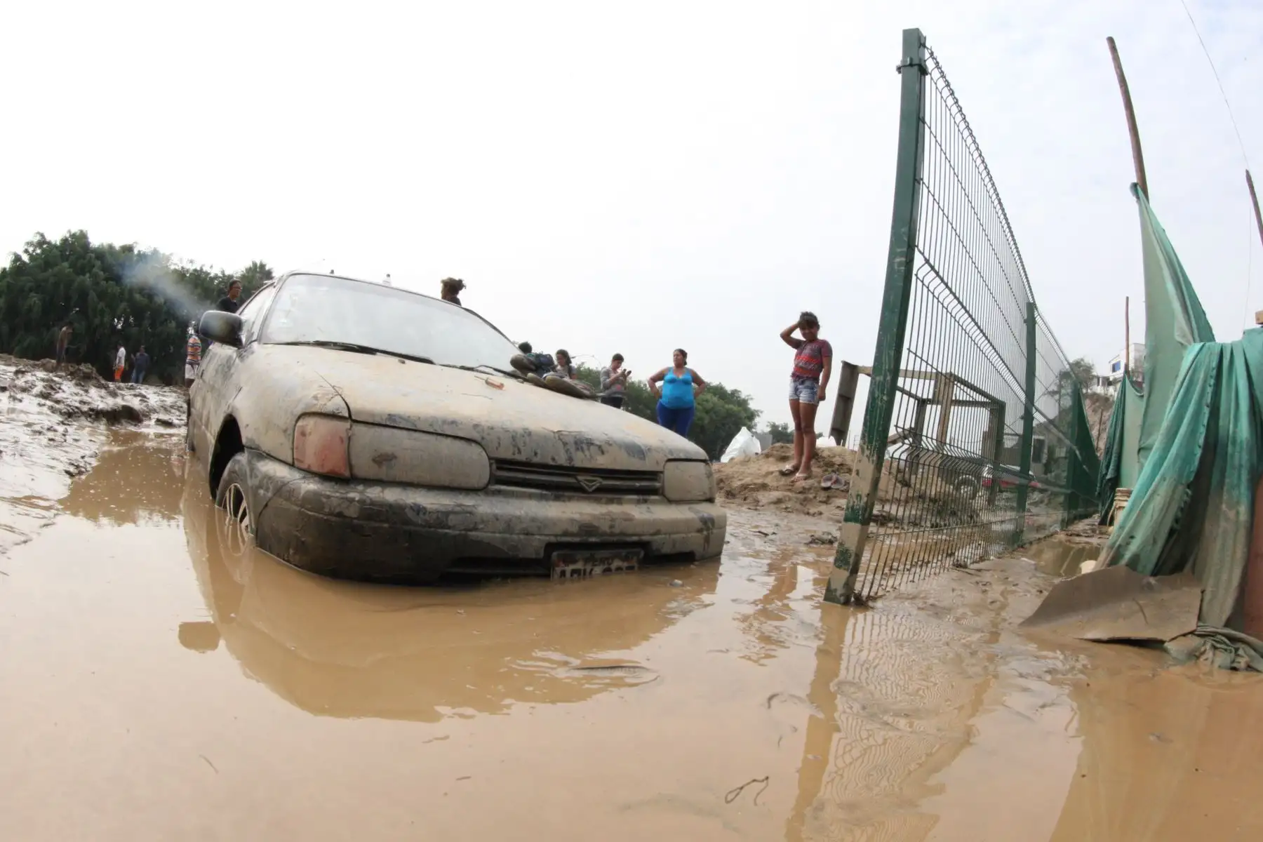 LIMA,PERÚ- FEBRERO 01. Damnificados por los estragos de los huaicos provocados por el desborde del río Huaycoloro. Foto: ANDINA/ Jhony Laurente
