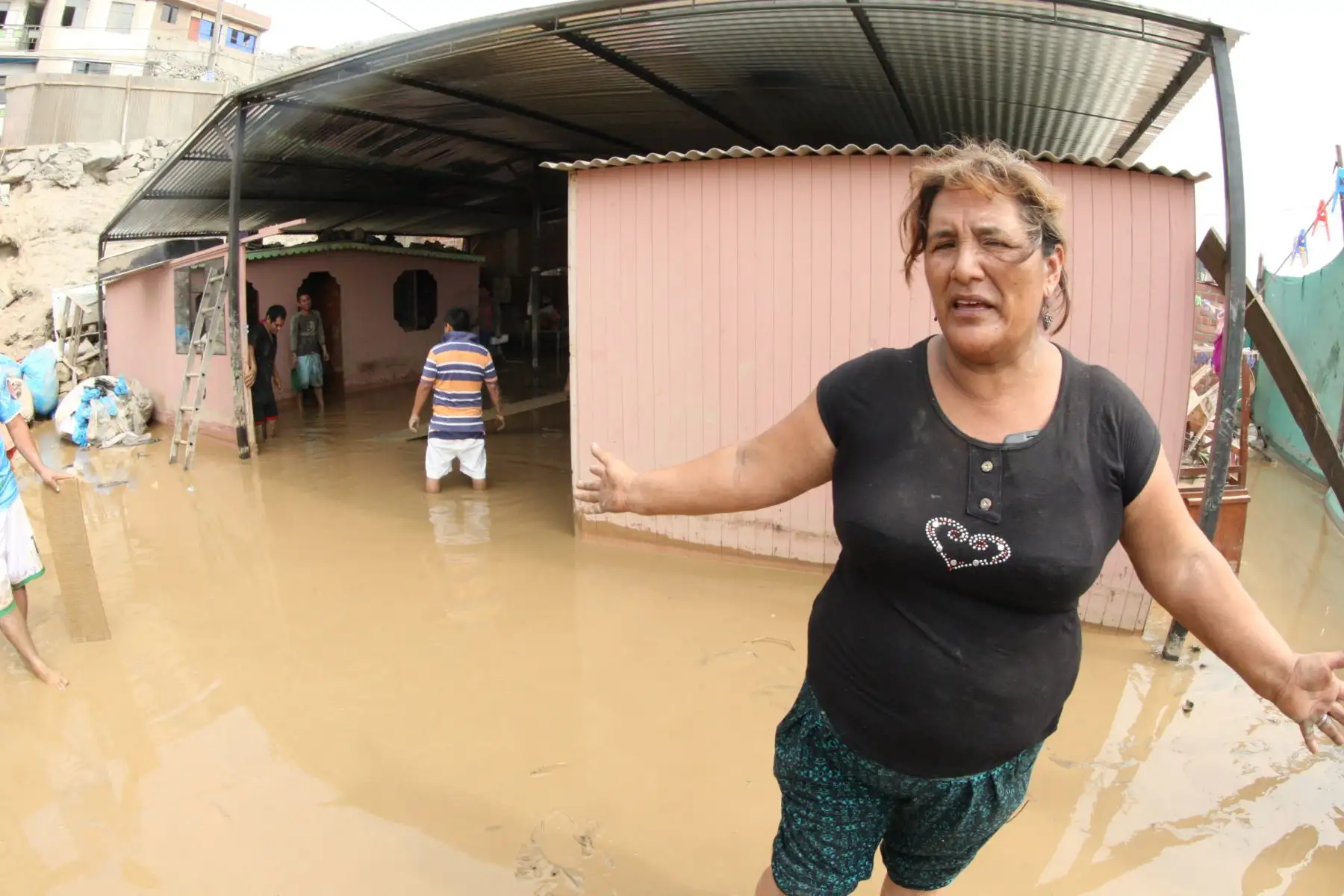 LIMA,PERÚ- FEBRERO 01. Damnificados por los estragos de los huaicos provocados por el desborde del río Huaycoloro. Foto: ANDINA/ Jhony Laurente