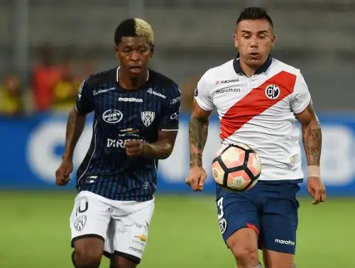 Joao Ortiz (derecha) jugó la Libertadores con Municipal. AFP