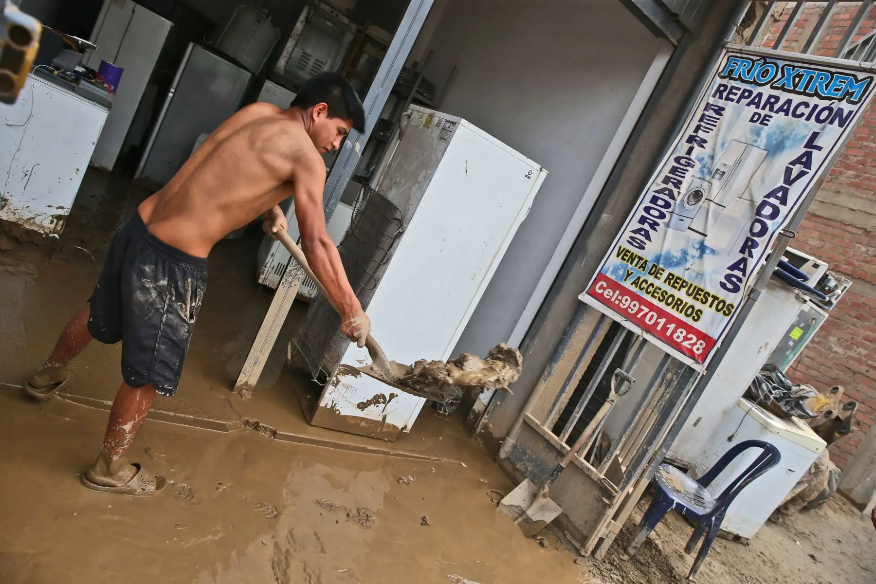 LIMA,PERÚ-FEBRERO 01.Trabajos de limpieza de lodo por desborde del río Huaycoloro. Foto: ANDINA/archivo.