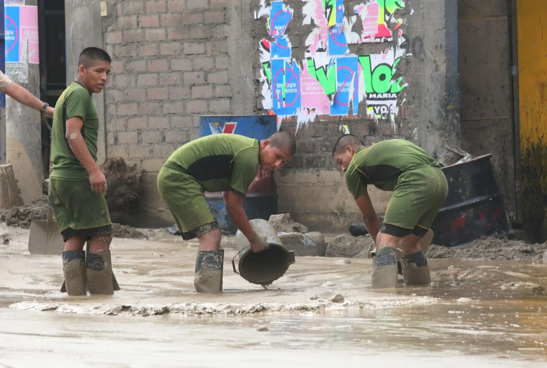 LIMA,PERÚ- FEBRERO 01.Mienbros de las FFAA,apoyan a los  damnificados por los estragos de los huaicos provocados por el desborde del río Huaycoloro. Foto: ANDINA/ Jhony Laurente