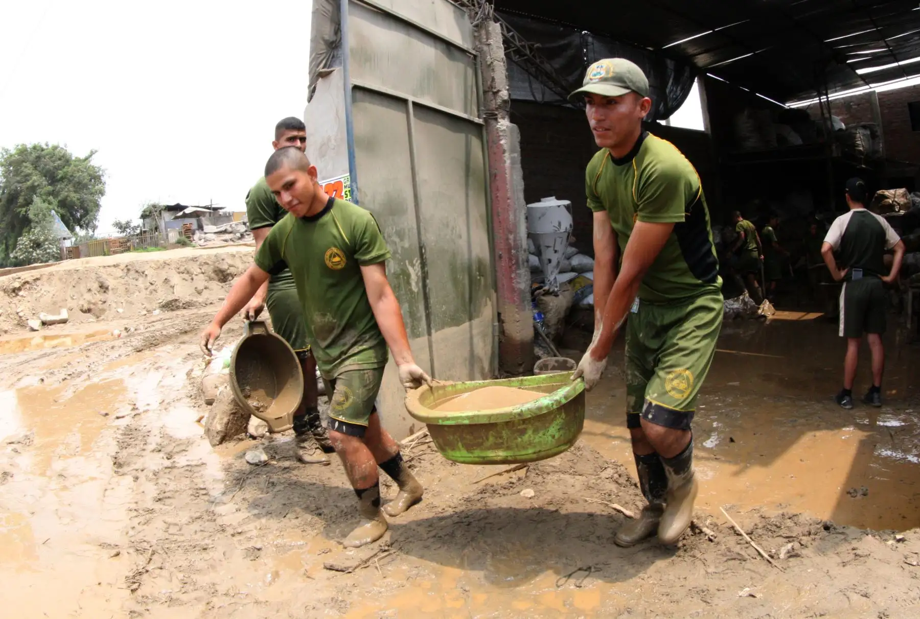 LIMA,PERÚ- FEBRERO 01.Mienbros de las FFAA,apoyan a los  damnificados por los estragos de los huaicos provocados por el desborde del río Huaycoloro. Foto: ANDINA/ Jhony Laurente