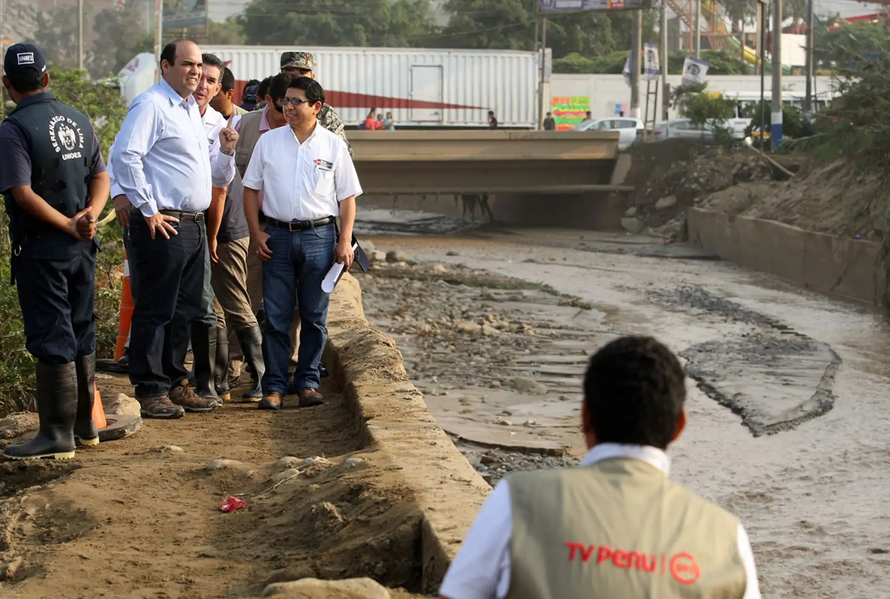 LIMA PERÚ, FEBRERO 02. Jefe del Gabinete, Fernando Zavala, junto al ministro de Vivienda, Edmer Trujillo, supervisan los trabajos de limpieza en la zona afectada por el desborde del río Huaycoloro. Foto: ANDINA/Melina Mejía
