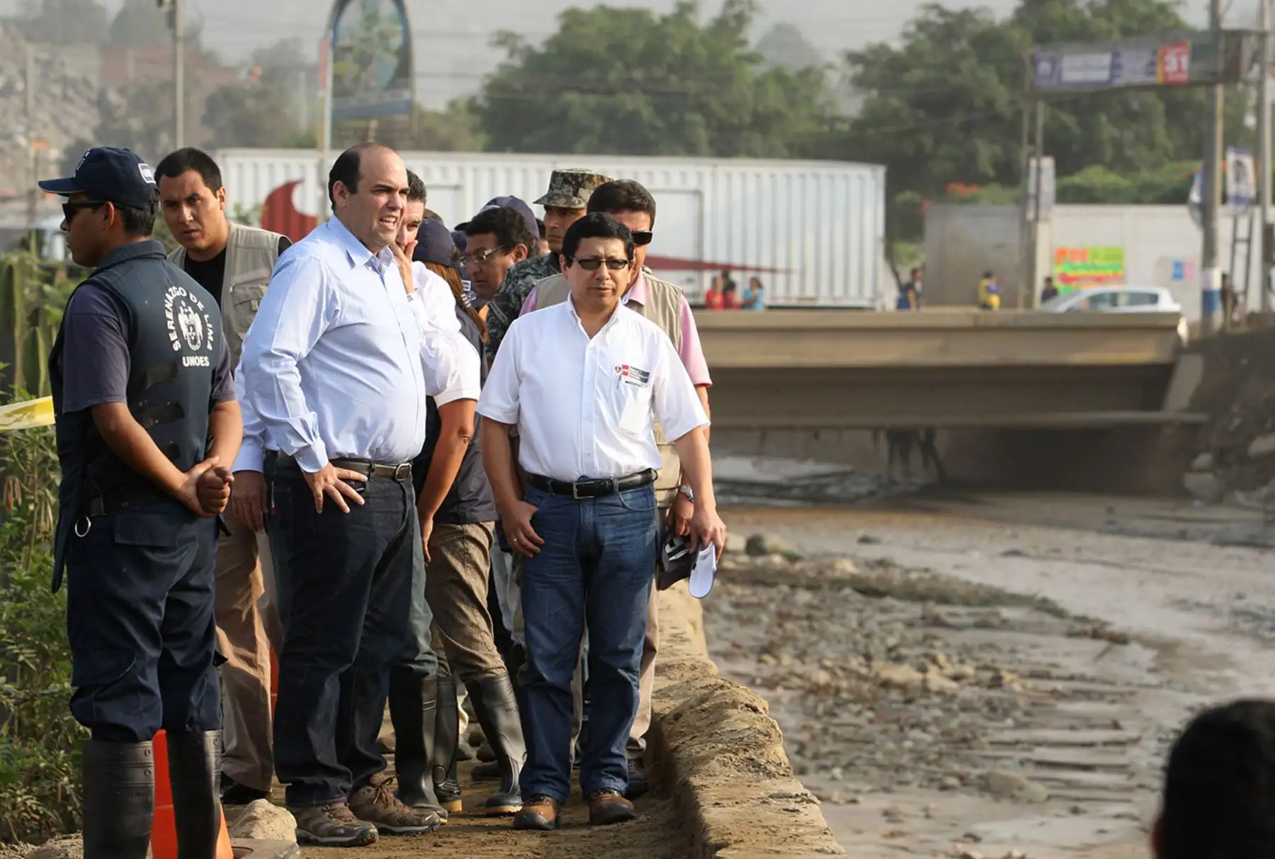 LIMA PERÚ, FEBRERO 02. Jefe del Gabinete, Fernando Zavala, junto al ministro de Vivienda, Edmer Trujillo, supervisan los trabajos de limpieza en la zona afectada por el desborde del río Huaycoloro. Foto: ANDINA/Melina Mejía