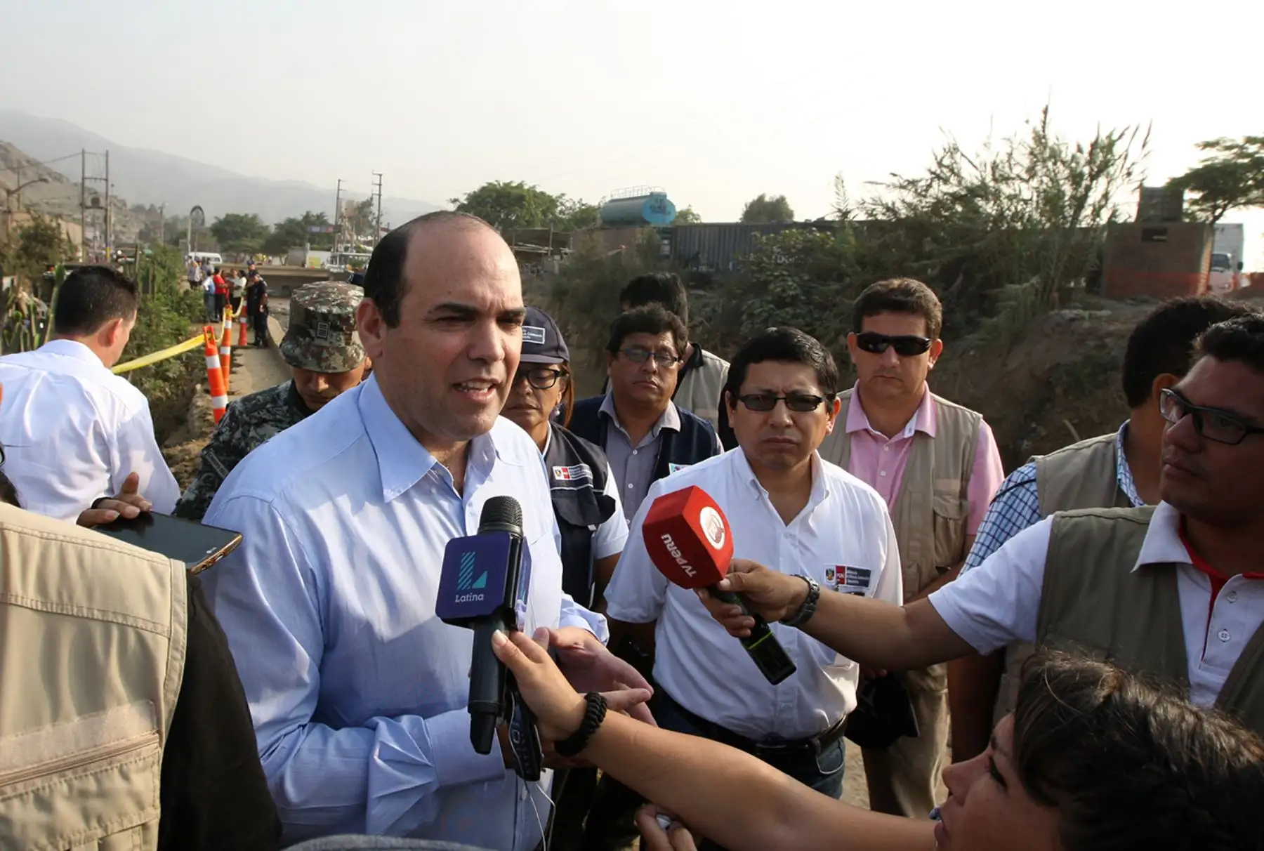 LIMA PERÚ, FEBRERO 02. Premier, Fernando Zavala junto al Ministro de Vivienda, Edmer Trujillo supervisan los trabajos de limpieza en la zona afectada por el desborde del río Huaicoloro. Foto: ANDINA/Melina Mejía