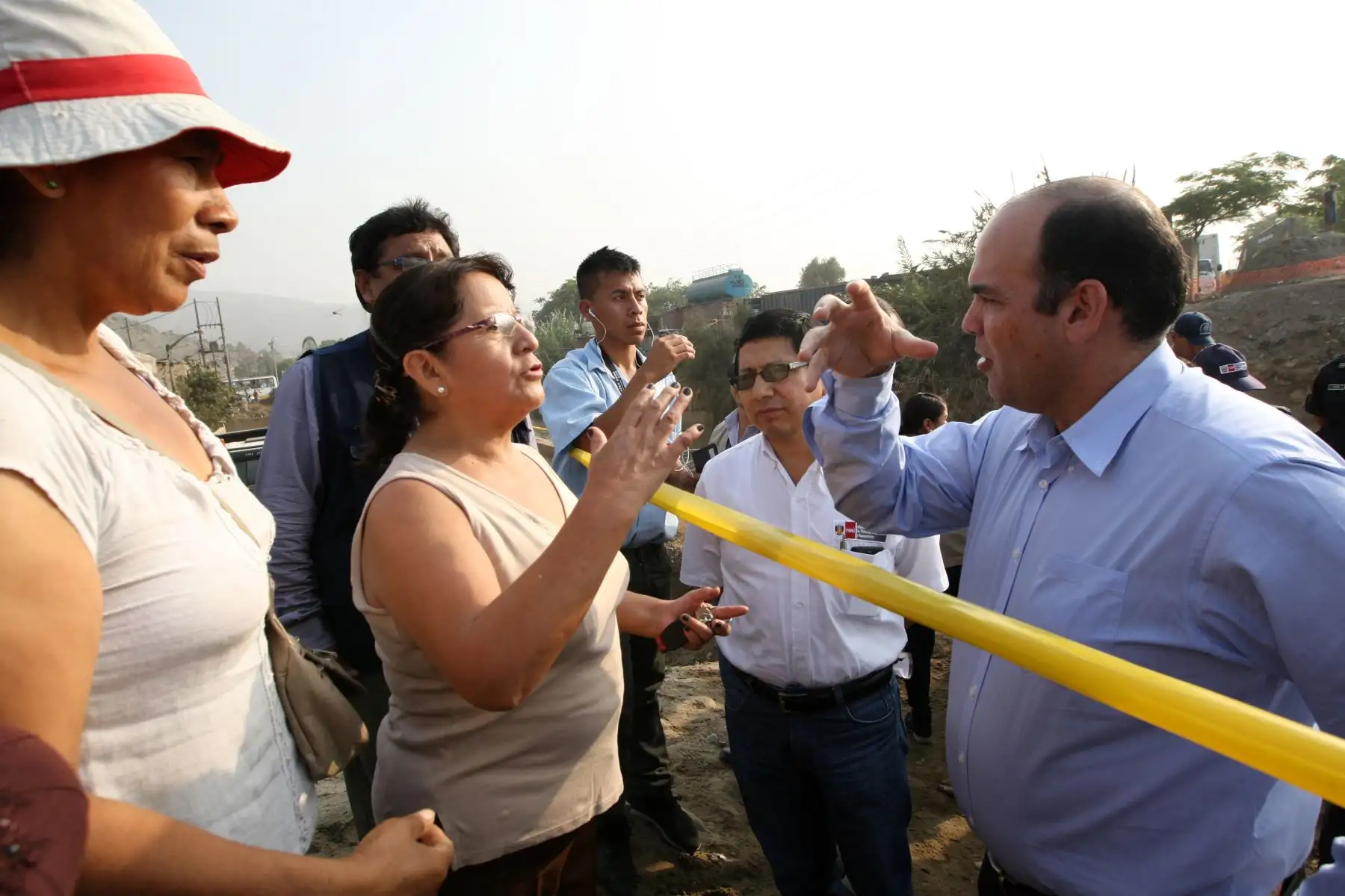 LIMA PERÚ, FEBRERO 02. Premier, Fernando Zavala junto al Ministro de Vivienda, Edmer Trujillo supervisan los trabajos de limpieza en la zona afectada por el desborde del río Huaicoloro. Foto: ANDINA/Melina Mejía