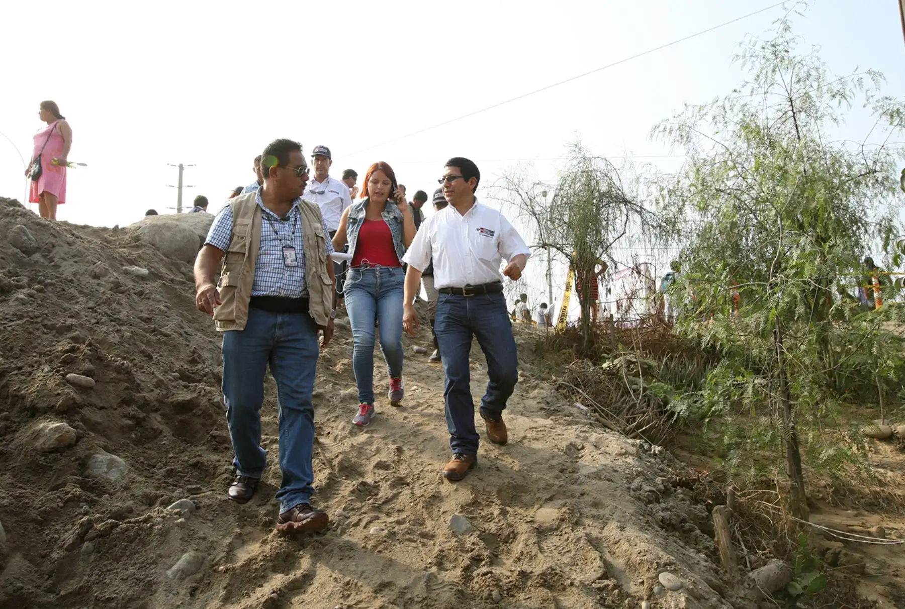 LIMA PERÚ, FEBRERO 02.  Ministro de Vivienda, Edmer Trujillo supervisa los trabajos de limpieza en la zona afectada por el desborde del río Huaicoloro. Foto: ANDINA/Melina Mejía