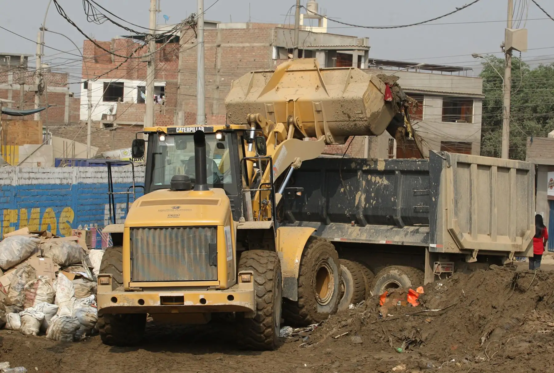 LIMA PERÚ, FEBRERO 02. Trabajos de limpieza tras el desborde del río Huaycoloro. Foto: ANDINA/Melina Mejía