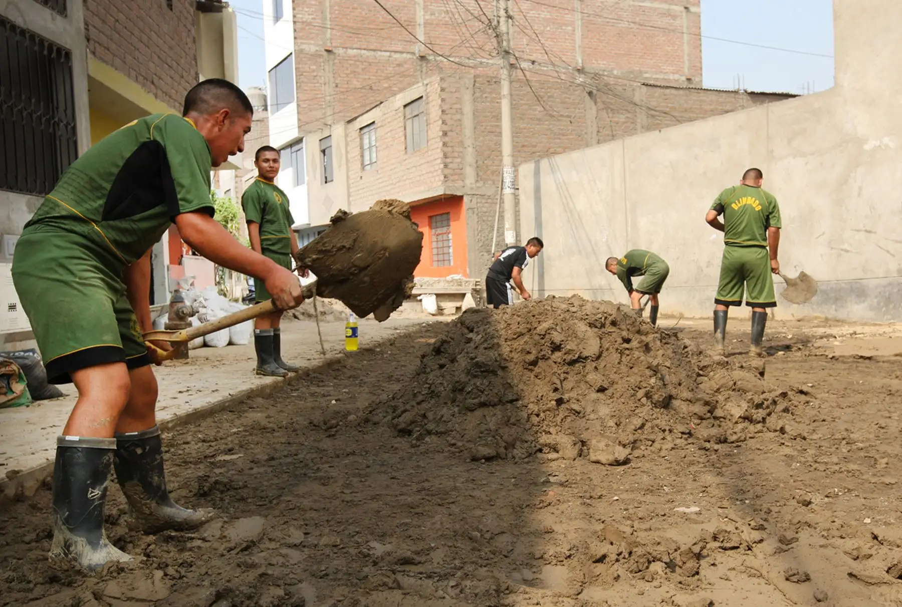 LIMA PERÚ, FEBRERO 02. Trabajos de limpieza tras el desborde del río Huaycoloro. Foto: ANDINA/Melina Mejía