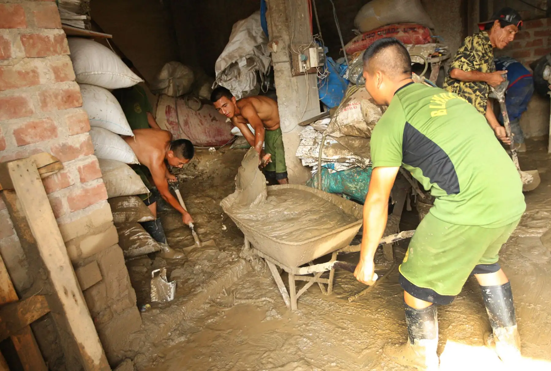 LIMA PERÚ, FEBRERO 02. Trabajos de limpieza tras el desborde del río Huaicoloro. Foto: ANDINA/Melina Mejía