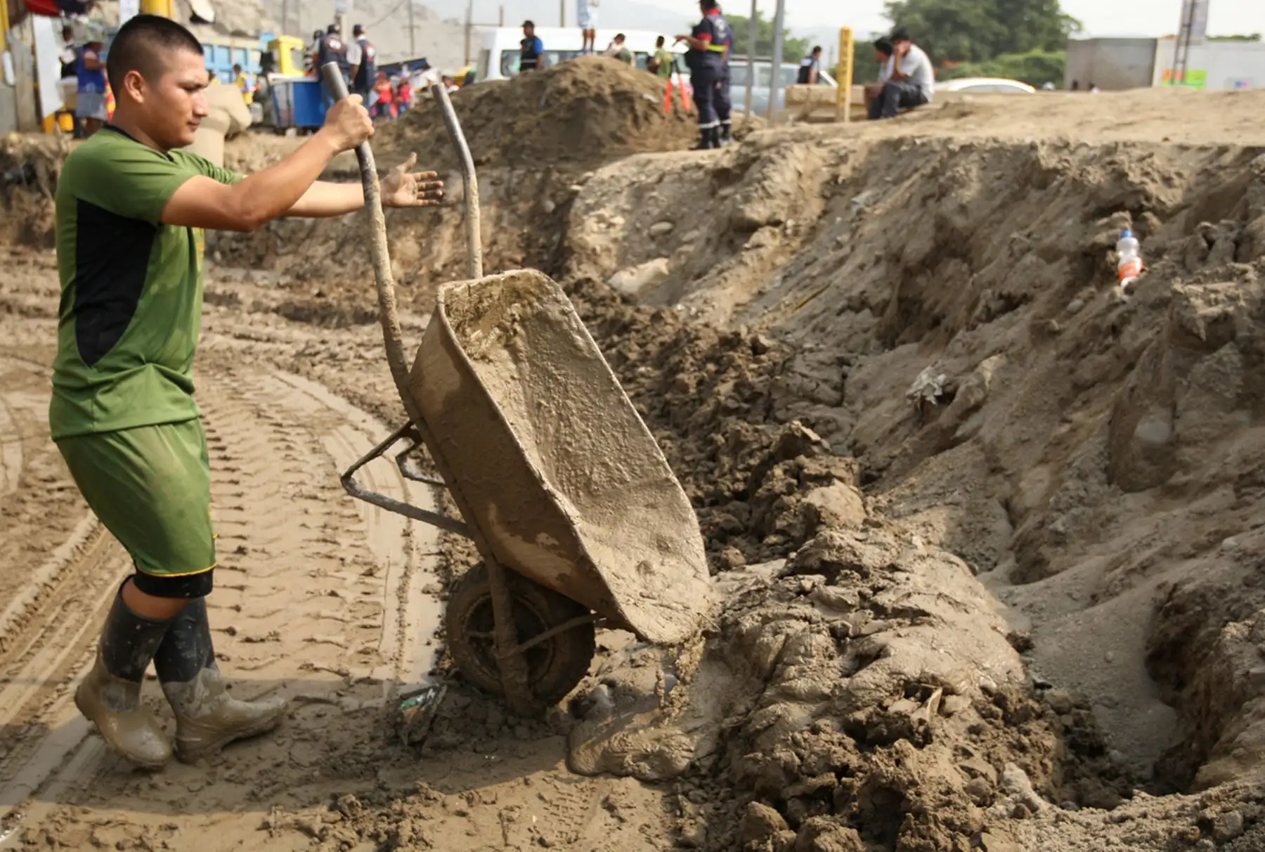 LIMA PERÚ, FEBRERO 02. Trabajos de limpieza tras el desborde del río Huaicoloro. Foto: ANDINA/Melina Mejía