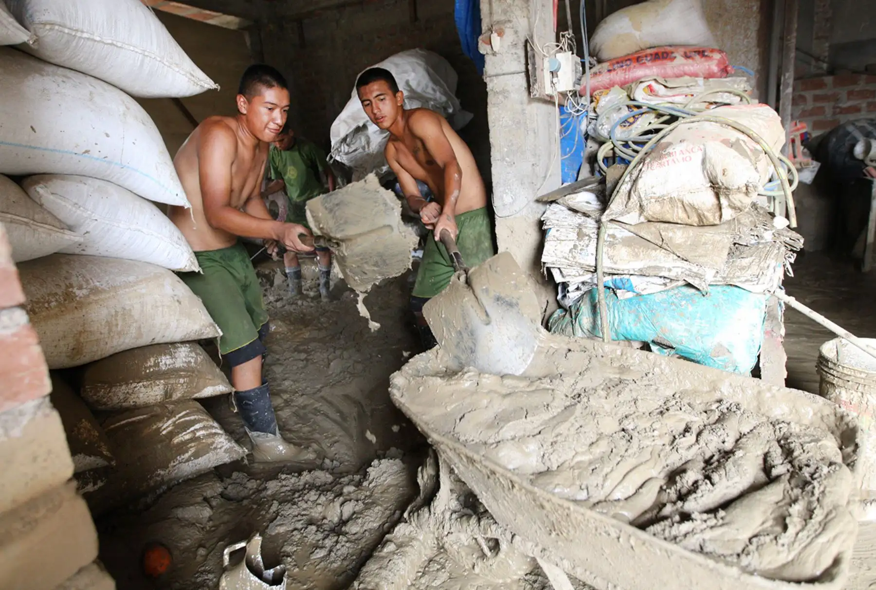 LIMA PERÚ, FEBRERO 02. Trabajos de limpieza tras el desborde del río Huaicoloro. Foto: ANDINA/Melina Mejía
