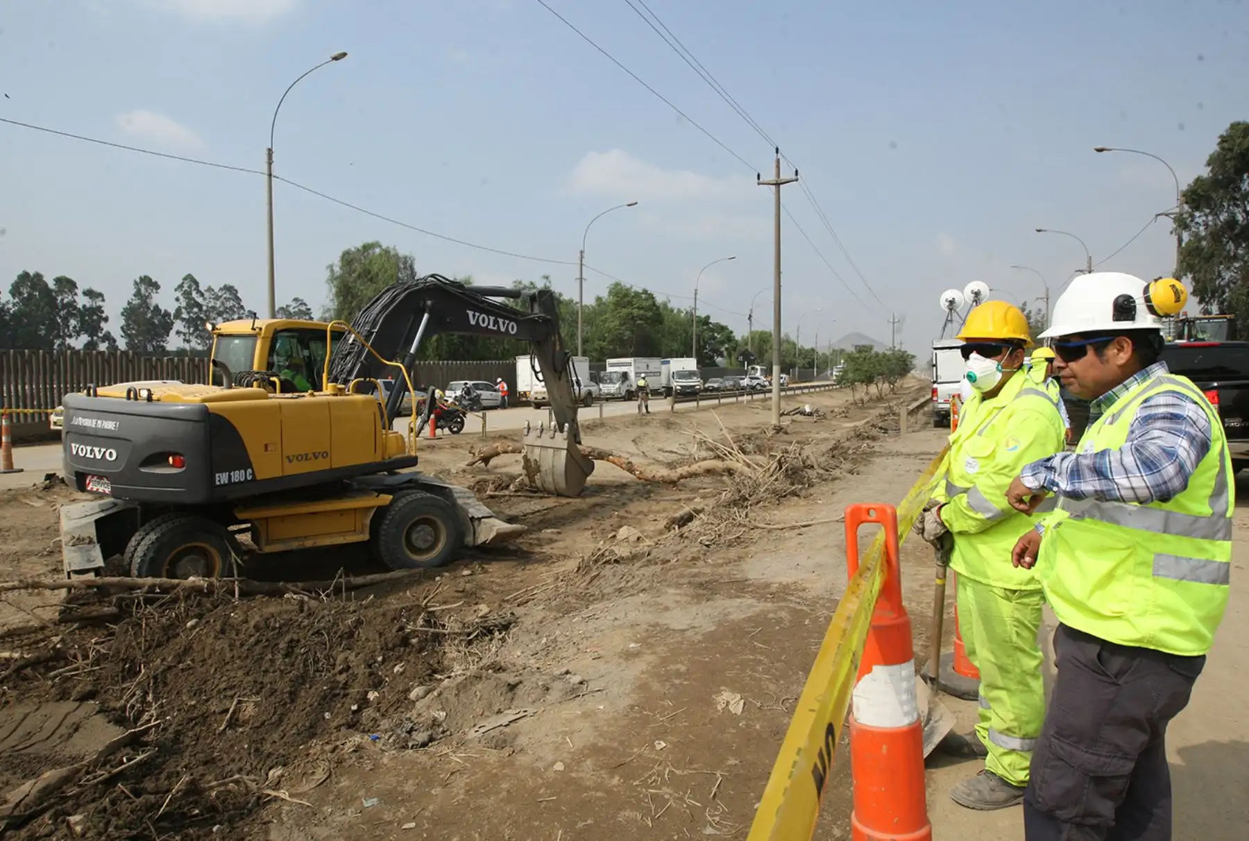 LIMA PERÚ, FEBRERO 02. Trabajos de limpieza tras el desborde del río Huaicoloro. Foto: ANDINA/Melina Mejía