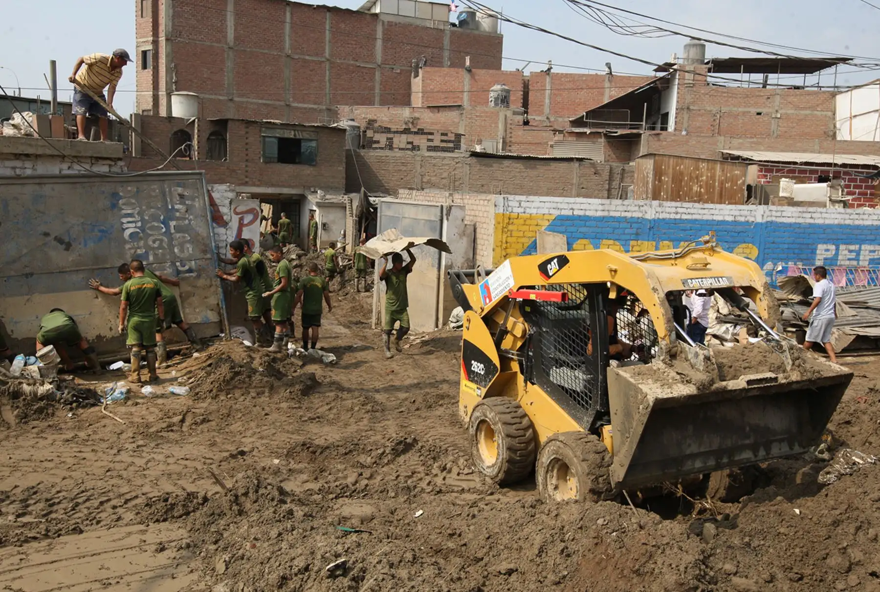 LIMA PERÚ, FEBRERO 02. Trabajos de limpieza tras el desborde del río Huaycoloro. Foto: ANDINA/Melina Mejía