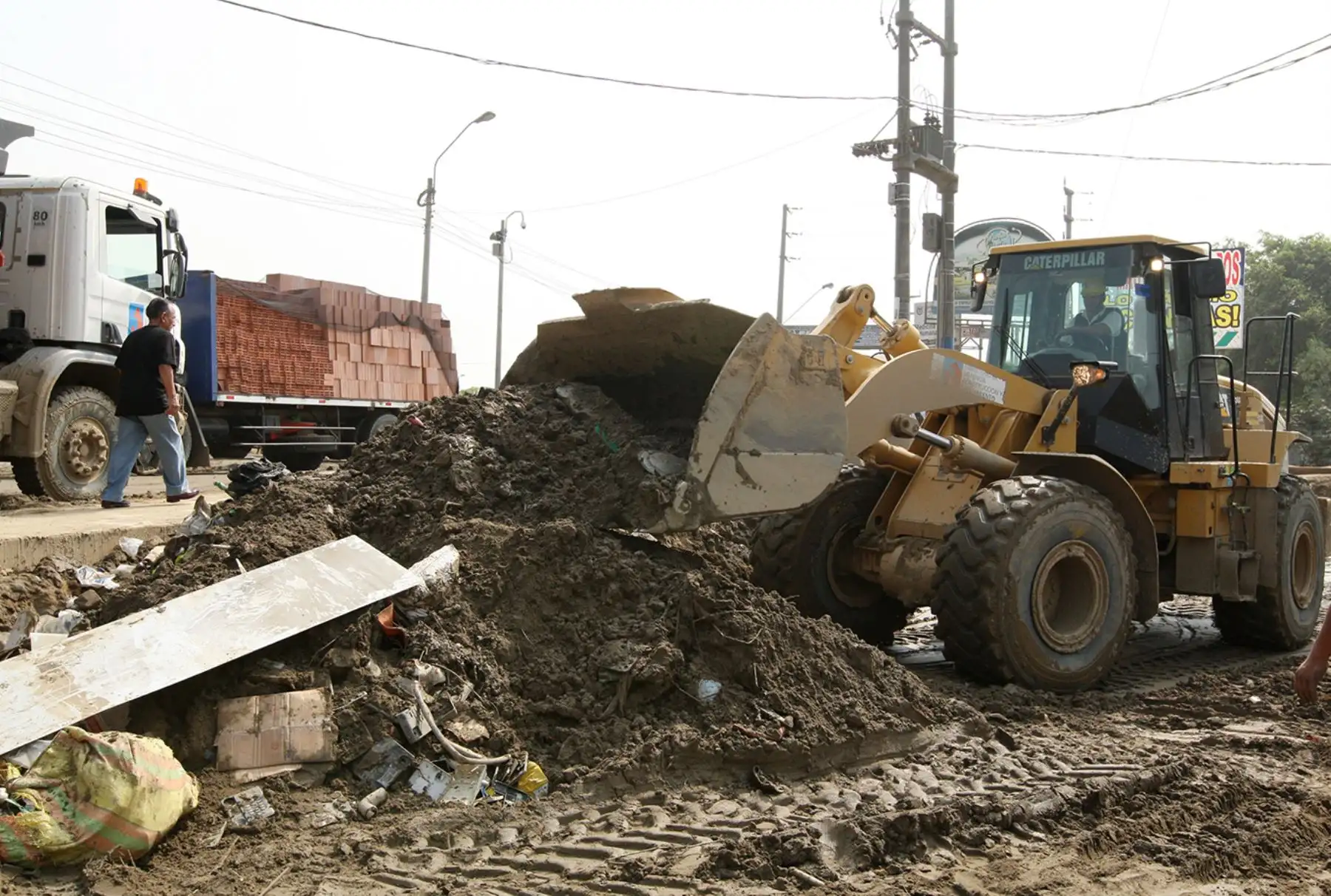 LIMA PERÚ, FEBRERO 02. Trabajos de limpieza tras el desborde del río Huaicoloro. Foto: ANDINA/Melina Mejía