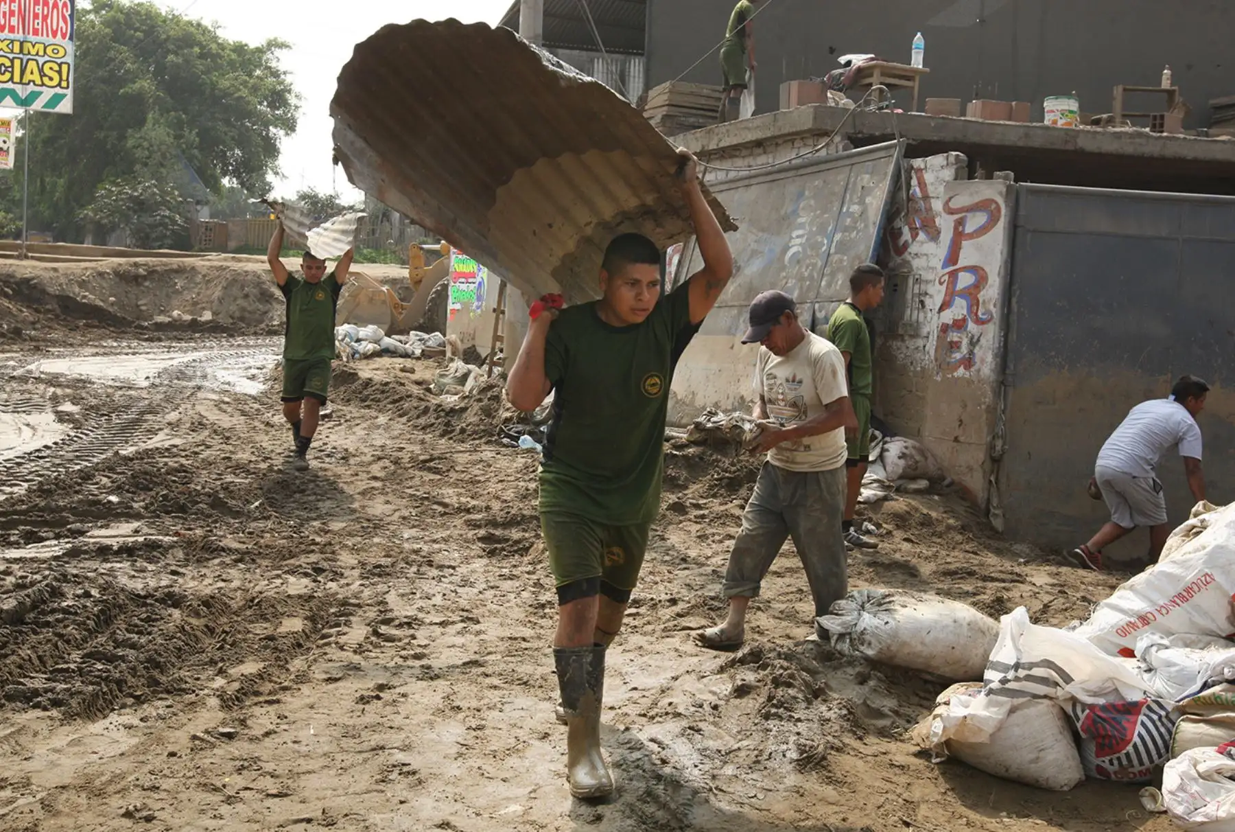 LIMA PERÚ, FEBRERO 02. Trabajos de limpieza tras el desborde del río Huaycoloro. Foto: ANDINA/Melina Mejía