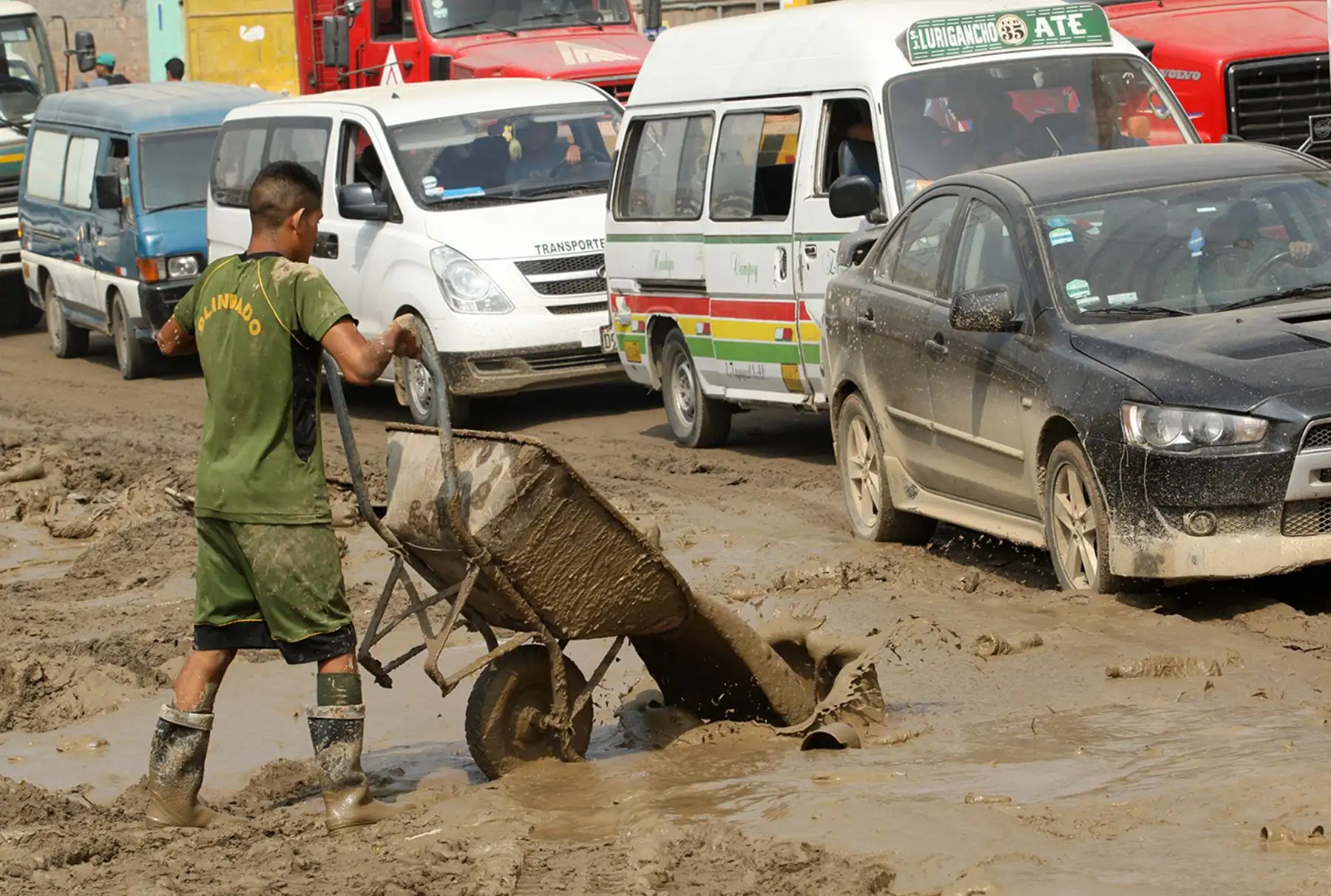 LIMA PERÚ, FEBRERO 02. Trabajos de limpieza tras el desborde del río Huaicoloro. Foto: ANDINA/Melina Mejía