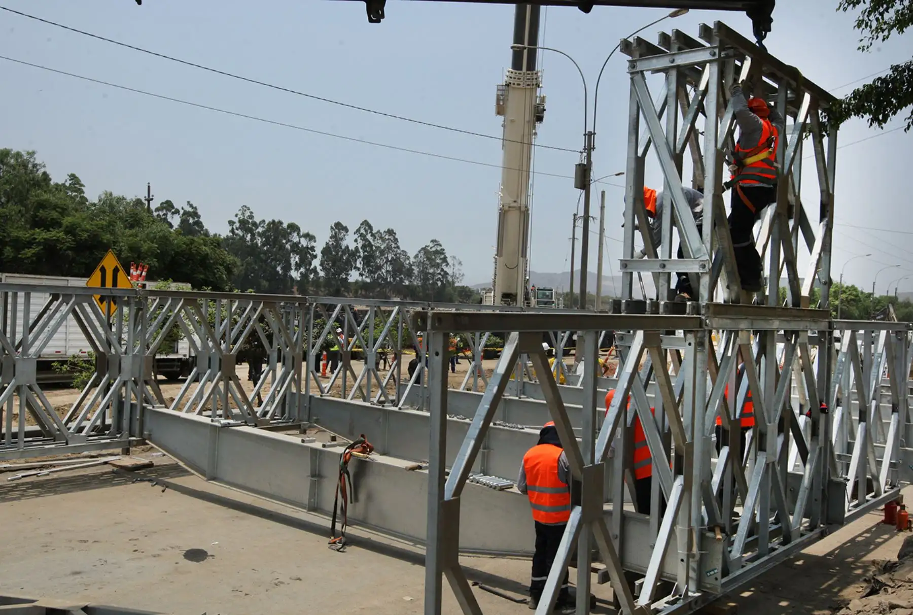 LIMA PERÚ, FEBRERO 02. Inicia la instalación del puente modular en el río Huaycoloro. Foto: ANDINA/Melina Mejía