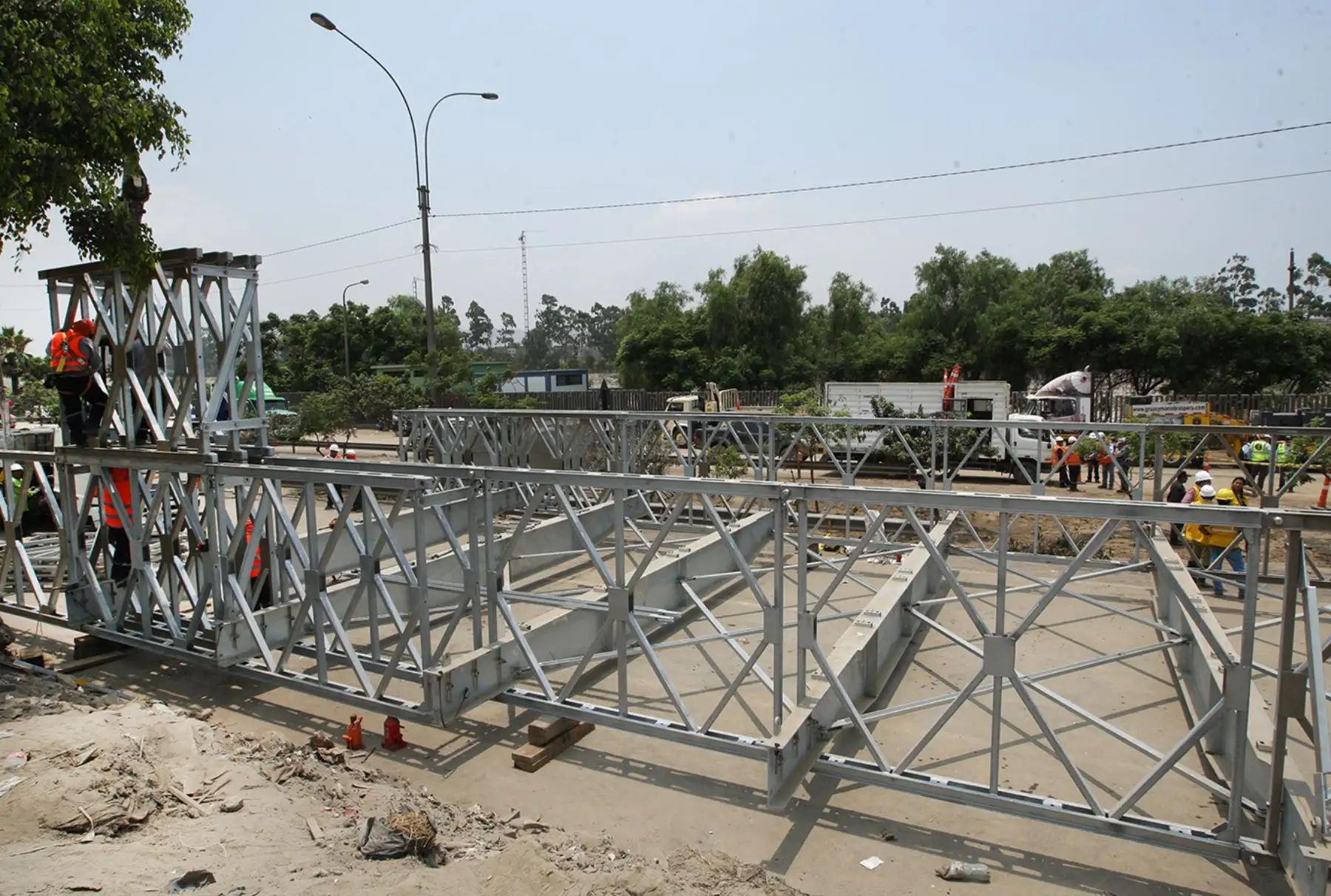 LIMA PERÚ, FEBRERO 02. Inicia la instalación del puente modular en el río Huaycoloro. Foto: ANDINA/Melina Mejía