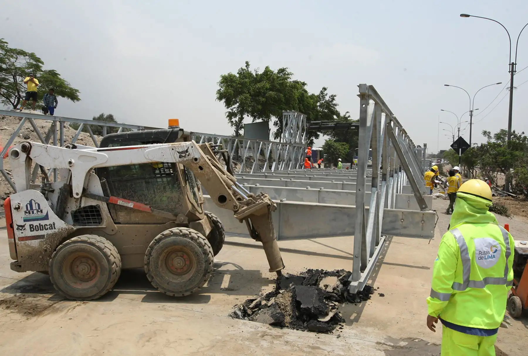 LIMA PERÚ, FEBRERO 02. Inicia la instalación del puente modular en el río Huaycoloro. Foto: ANDINA/Melina Mejía