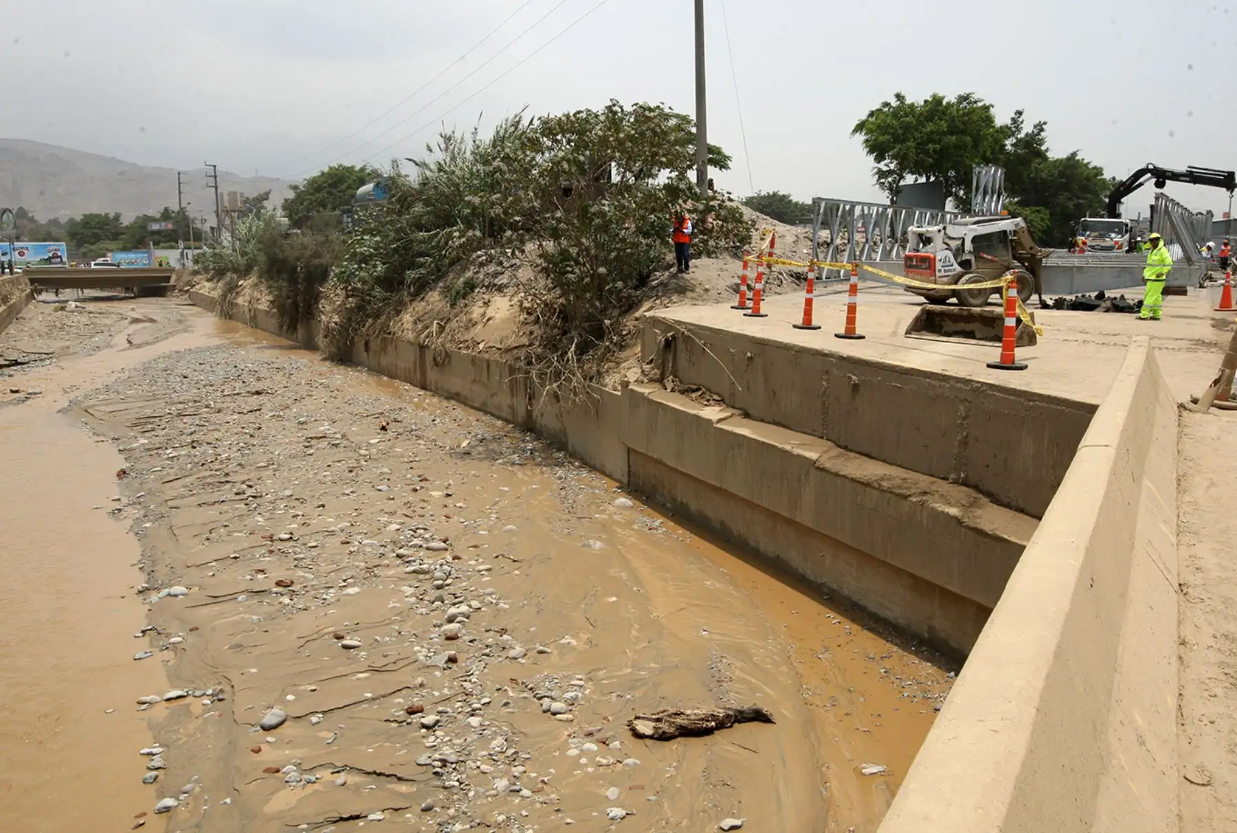 LIMA PERÚ, FEBRERO 02. Inicia la instalación del puente modular en el río Huaycoloro. Foto: ANDINA/Melina Mejía
