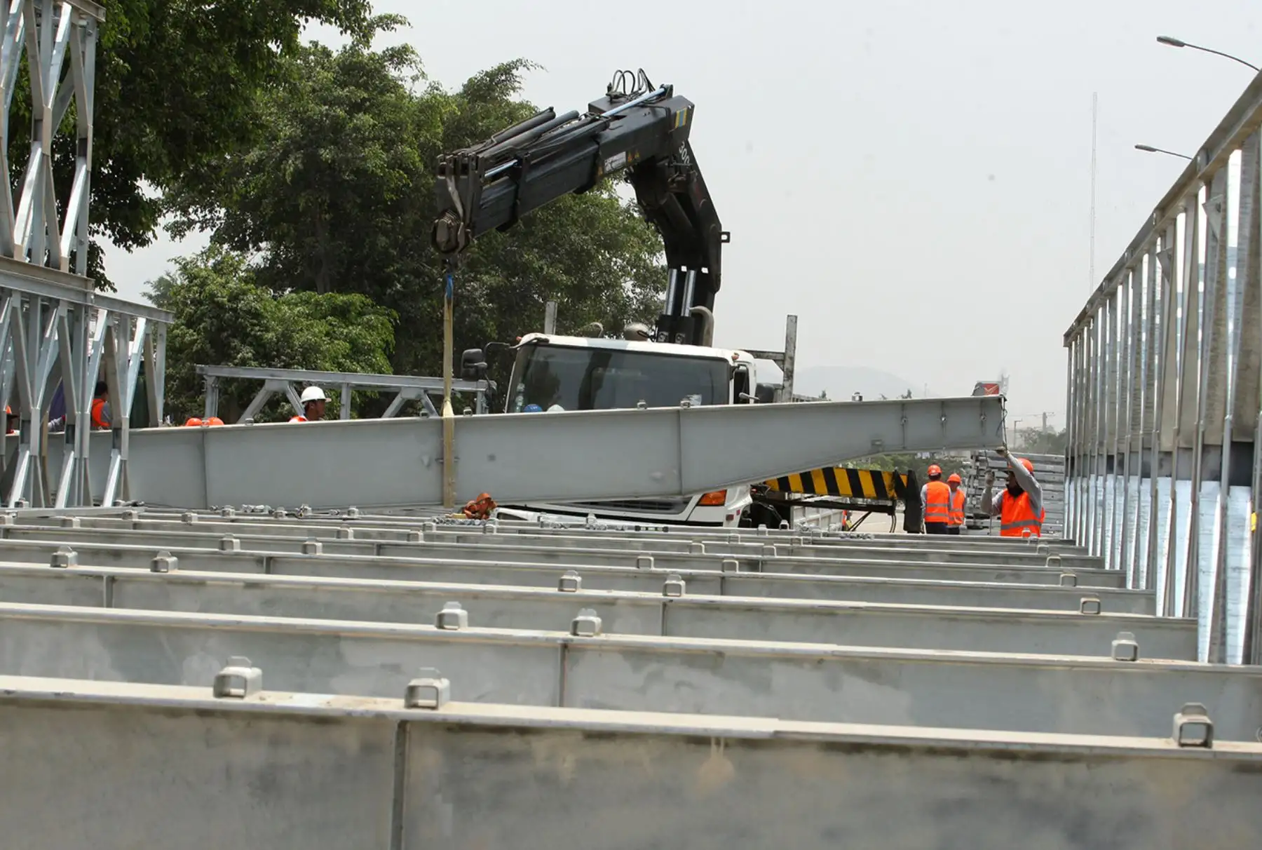 LIMA PERÚ, FEBRERO 02. Inicia la instalación del puente modular en el río Huaycoloro. Foto: ANDINA/Melina Mejía