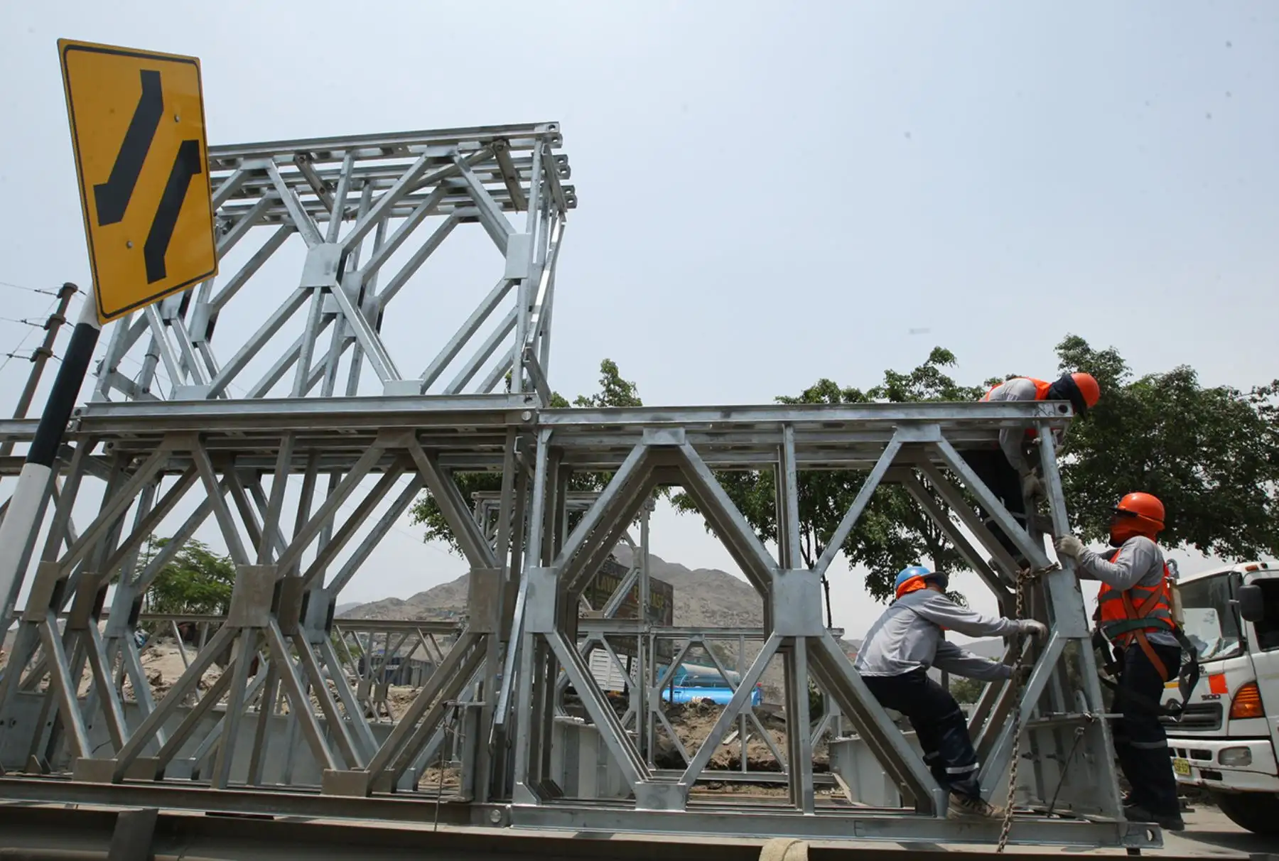 LIMA PERÚ, FEBRERO 02. Inicia la instalación del puente modular en el río Huaycoloro. Foto: ANDINA/Melina Mejía