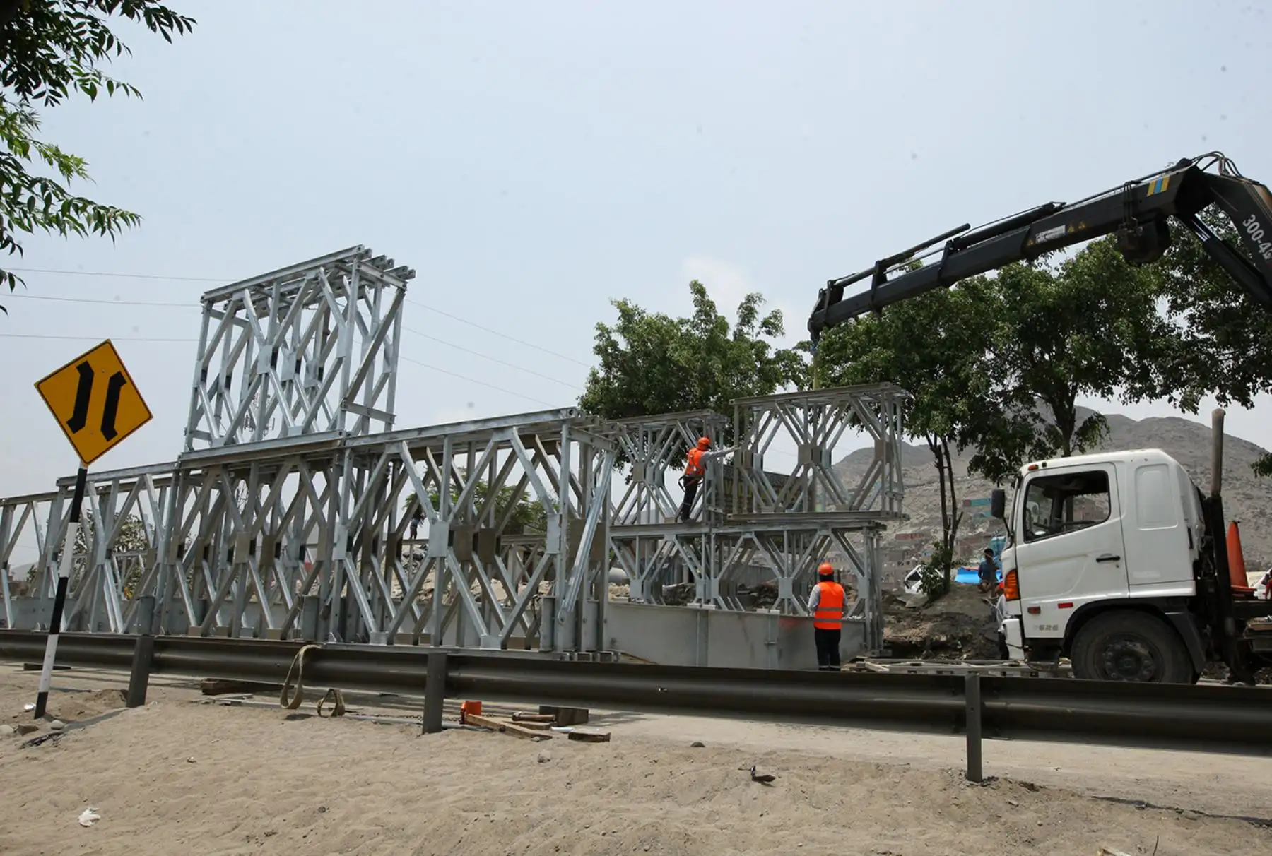 LIMA PERÚ, FEBRERO 02. Inicia la instalación del puente modular en el río Huaycoloro. Foto: ANDINA/Melina Mejía