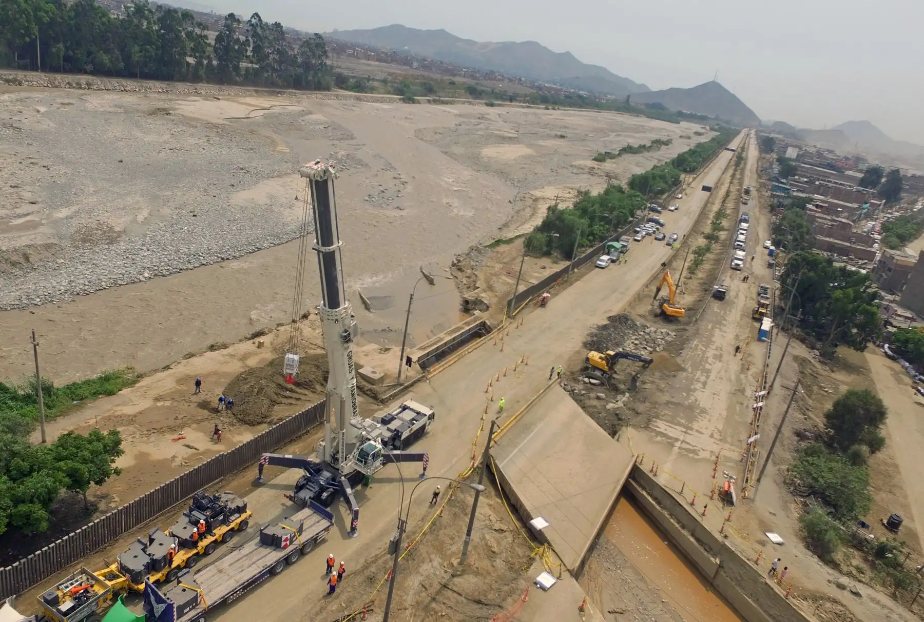 LIMA PERÚ, FEBRERO 02. Inicio de instalación del puente modular tipo Bailey sobre el río Huaycoloro, el cual permitirá restablecer el tránsito en la Autopista Ramiro Prialé en ambos sentidos. Foto: ANDINA/Juan Carlos Guzmán