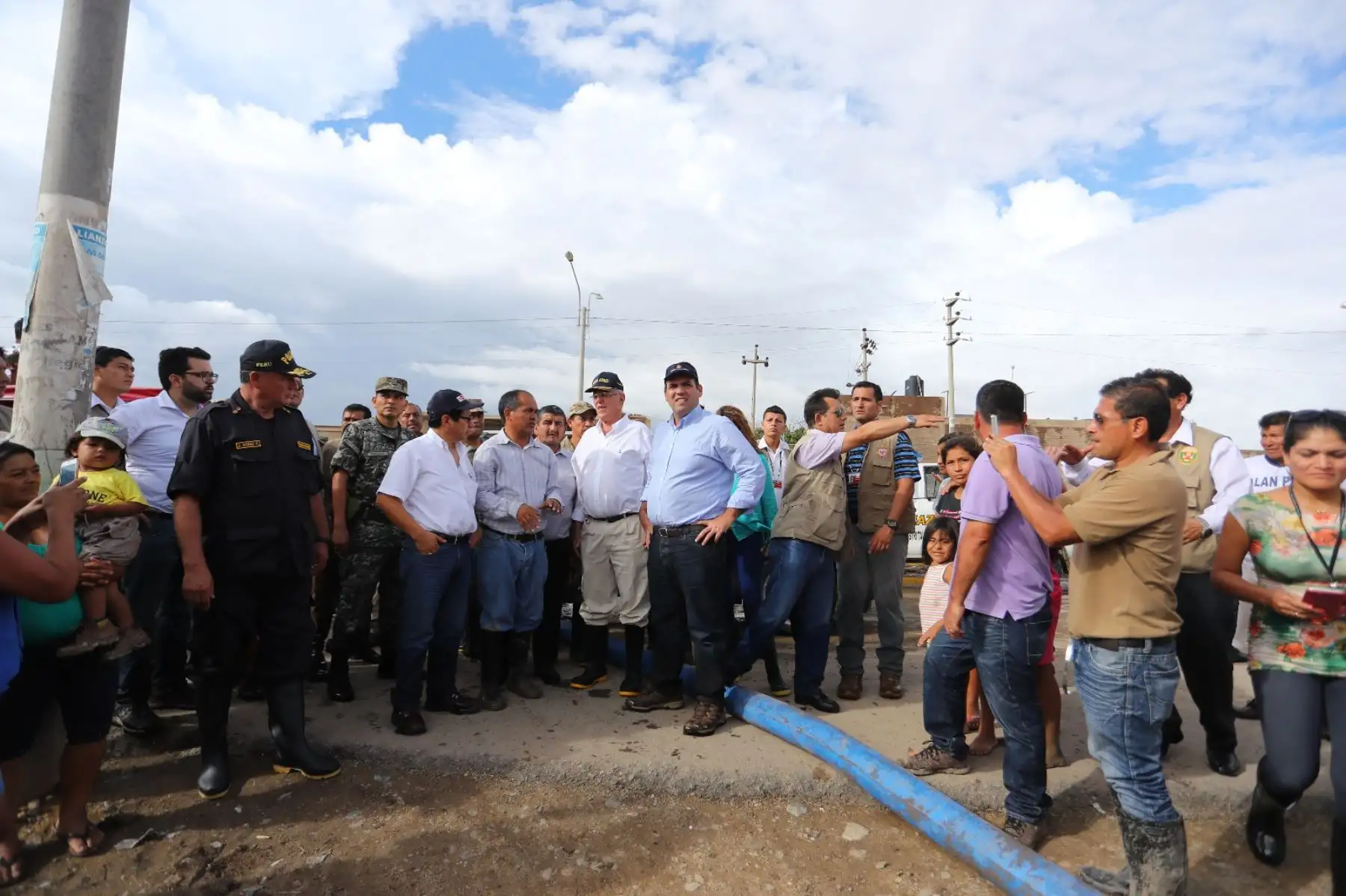 CHICLAYO, LAMBAYEQUE, 02 FEB 2017.- El presidente Pedro Pablo Kuczynski supervisa en Chiclayo, Lambayeque, la ayuda a las zonas afectadas por las fuertes lluvias. ANDINA/Presidencia