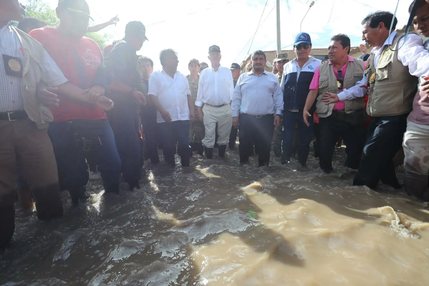 CHICLAYO, LAMBAYEQUE, 02 FEB 2017.- El presidente Pedro Pablo Kuczynski supervisa en Chiclayo, Lambayeque, la ayuda a las zonas afectadas por las fuertes lluvias. ANDINA/Presidencia