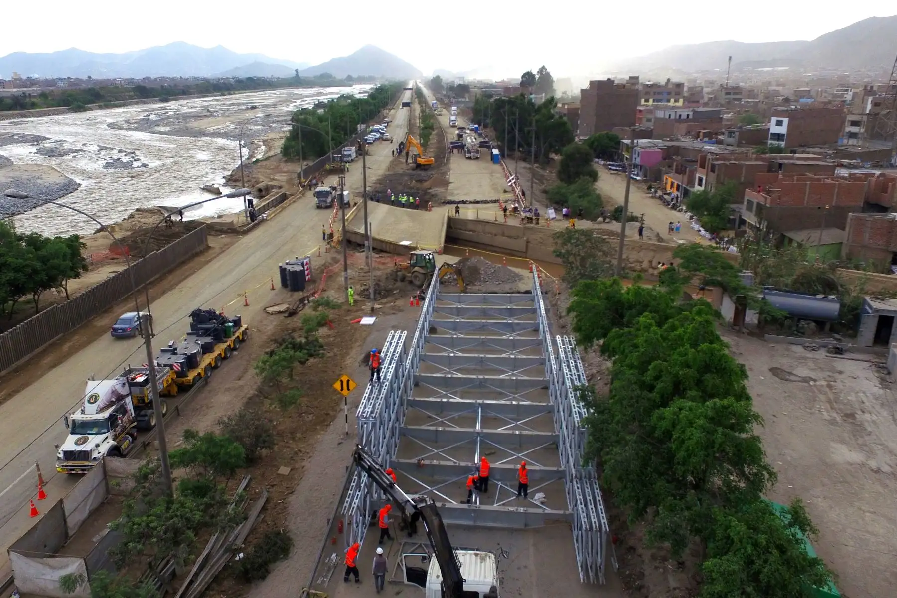 LIMA,PERÚ-FEBRERO 02.Intalación del puente modular tipo Bailey que remplazará a estructura afectada por huaico en el río Huaycoloro en la autopista Prialé. Foto: ANDINA/archivo.