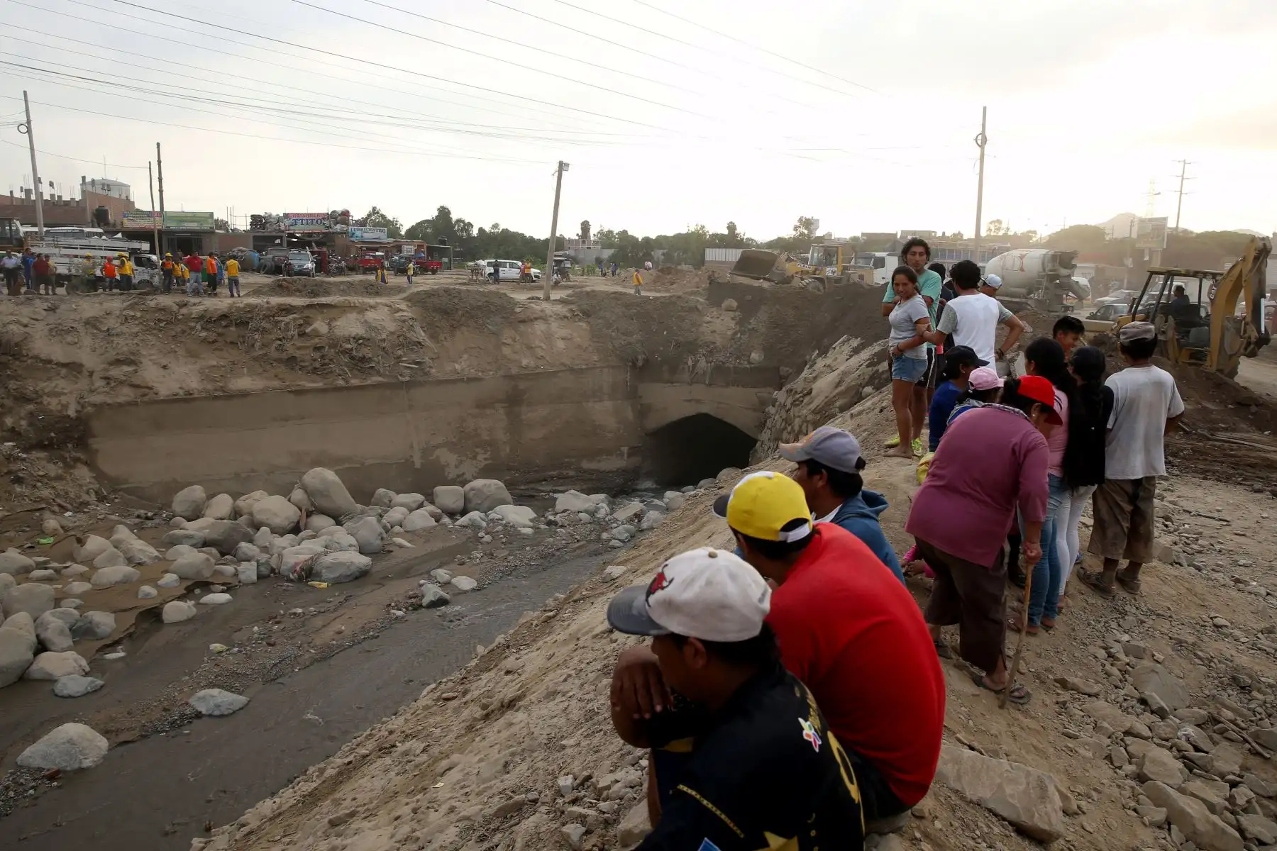 LIMA,PERÚ-FEBRERO 02.Población muestra preocupación por huaico que pasa por el puente Huaycoloro de Huachipa cruze con la Av. Las Torres. Foto: ANDINA/archivo.