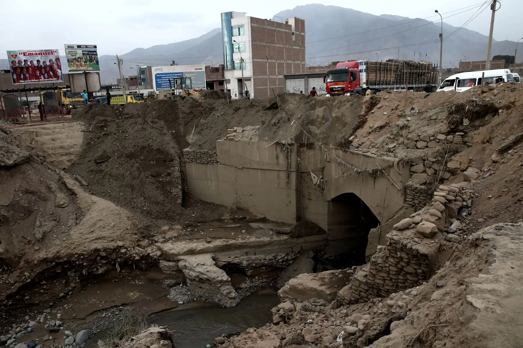 LIMA,PERÚ-FEBRERO 02.Población muestra preocupación por huaico que pasa por el puente Huaycoloro de Huachipa cruze con la Av. Las Torres. Foto: ANDINA/archivo.
