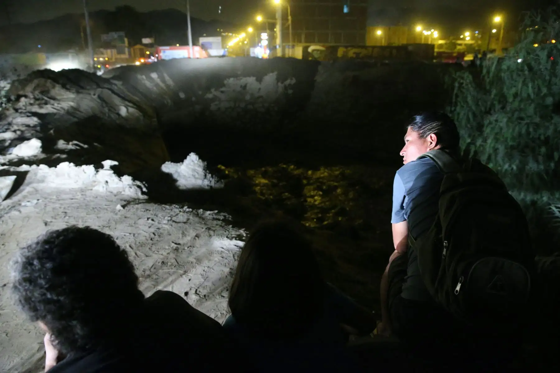 LIMA,PERÚ-FEBRERO 02.Población muestra preocupación por huaico que pasa por el puente Huaycoloro de Huachipa cruze con la Av. Las Torres. Foto: ANDINA/archivo.