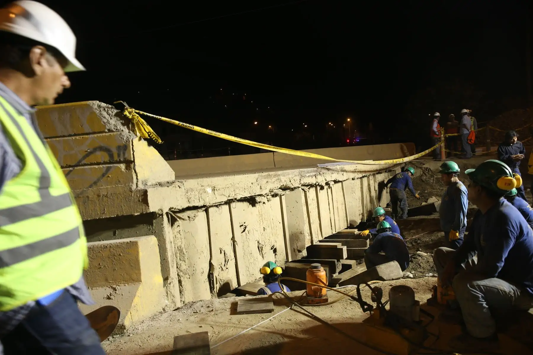 LIMA,PERÚ-FEBRERO 02.Trabajos de Instalación del puente modular tipo Bailey que remplazará a estructura afectada por huaico en el río Huaycoloro en la autopista Prialé. Foto: ANDINA/archivo.