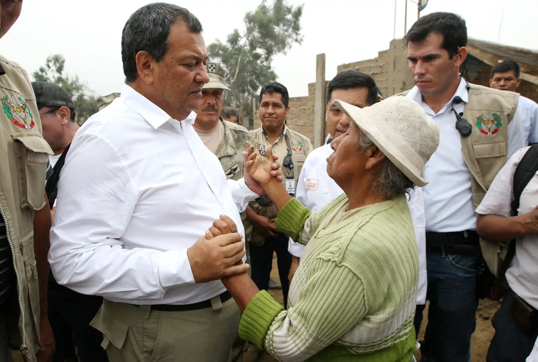 LIMA PERÚ, FEBRERO 03. Ministro de Defensa, Jorge Nieto Montesinos, visita  zona de Huachipa afectada por el desborde del Río Huaycoloro, y entrega ayuda humanitaria a los pobladores damnificados de esa zona. Foto: ANDINA/Melina Mejía
