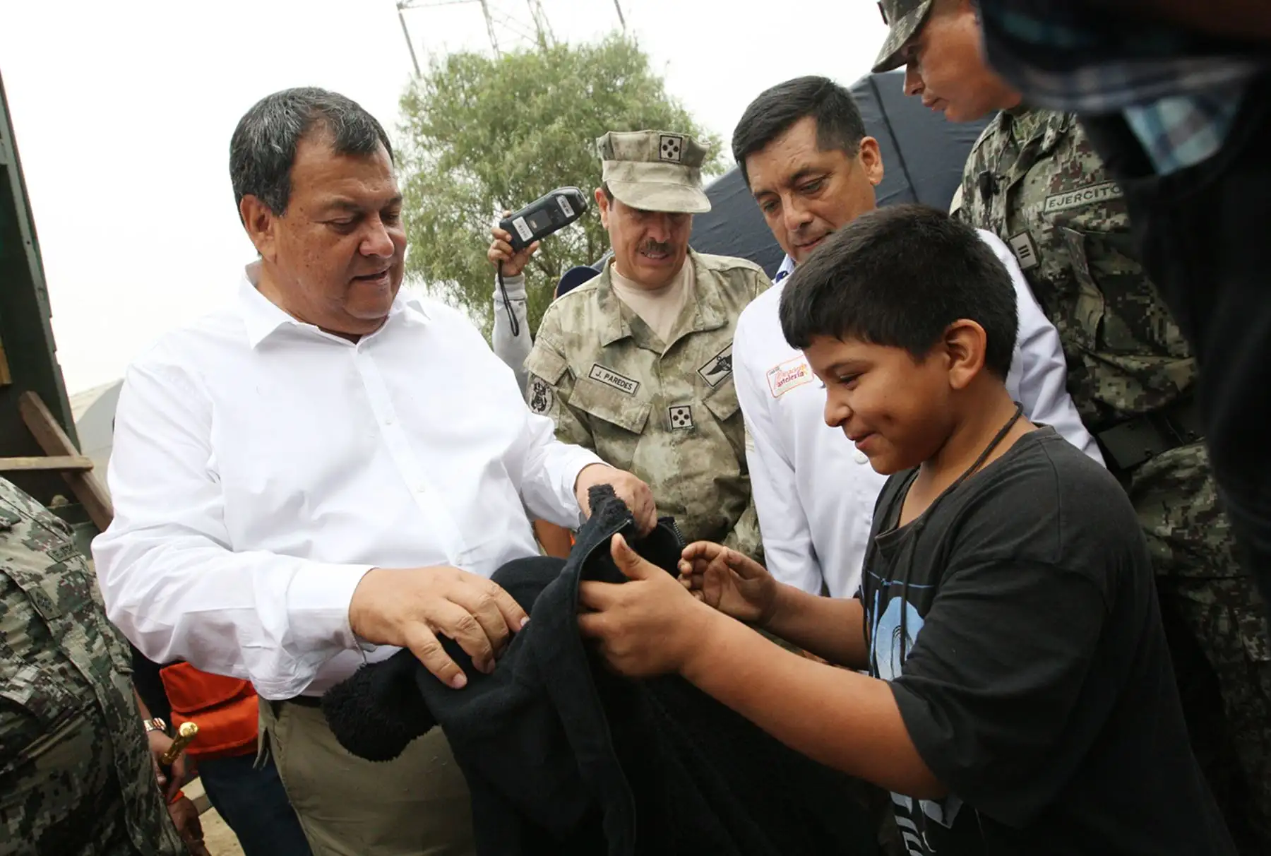 LIMA PERÚ, FEBRERO 03. Ministro de Defensa, Jorge Nieto Montesinos, visita  zona de Huachipa afectada por el desborde del Río Huaycoloro, y entrega ayuda humanitaria a los pobladores damnificados de esa zona. Foto: ANDINA/Melina Mejía