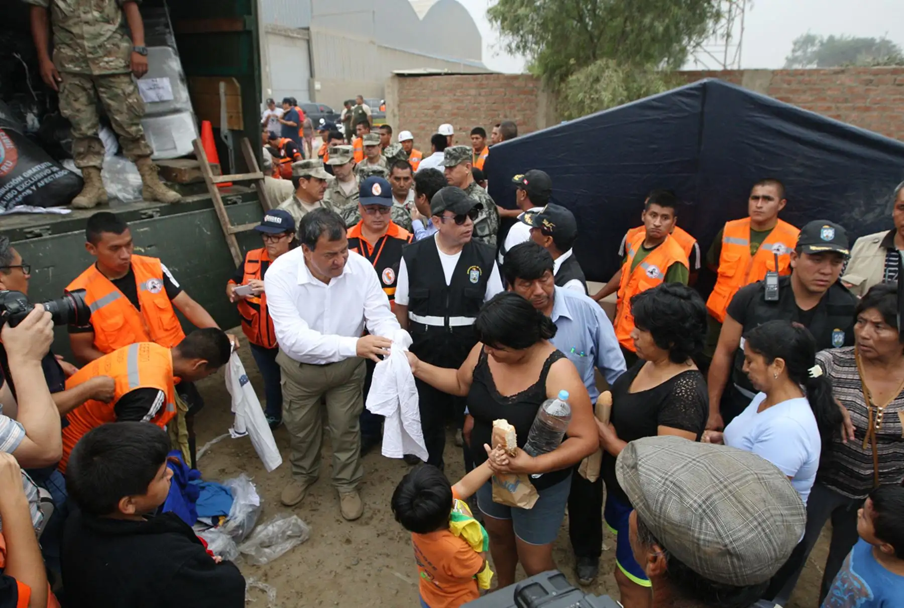 LIMA PERÚ, FEBRERO 03. Ministro de Defensa, Jorge Nieto Montesinos, visita  zona de Huachipa afectada por el desborde del Río Huaycoloro, y entrega ayuda humanitaria a los pobladores damnificados de esa zona. Foto: ANDINA/Melina Mejía