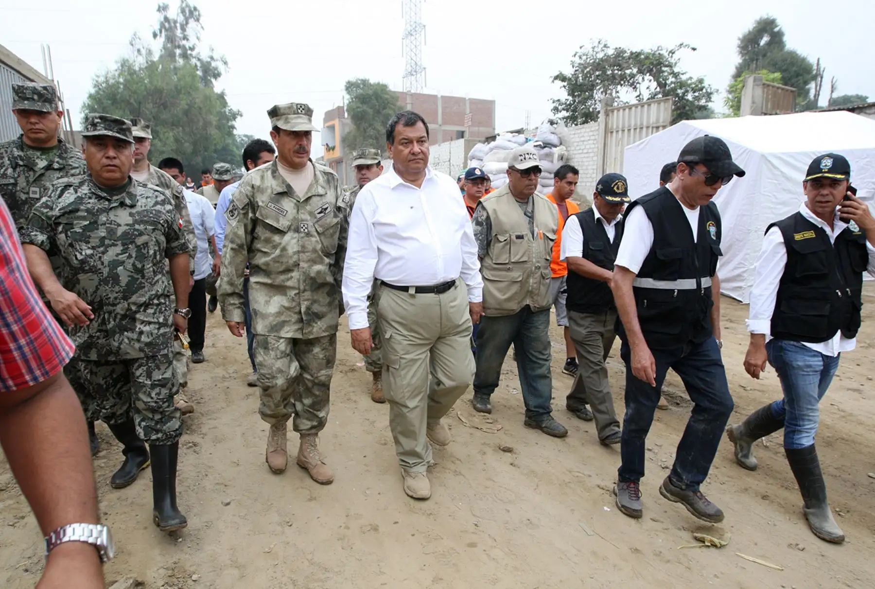 LIMA PERÚ, FEBRERO 03. Ministro de Defensa, Jorge Nieto Montesinos, visita  zona de Huachipa afectada por el desborde del Río Huaycoloro, y entrega ayuda humanitaria a los pobladores damnificados de esa zona. Foto: ANDINA/Melina Mejía