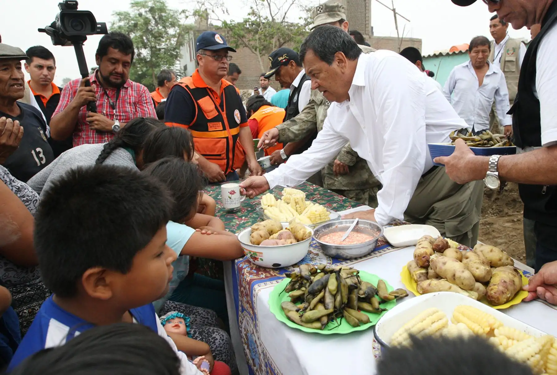 LIMA PERÚ, FEBRERO 03. Ministro de Defensa, Jorge Nieto Montesinos, visita  zona de Huachipa afectada por el desborde del Río Huaycoloro, y entrega ayuda humanitaria a los pobladores damnificados de esa zona. Foto: ANDINA/Melina Mejía