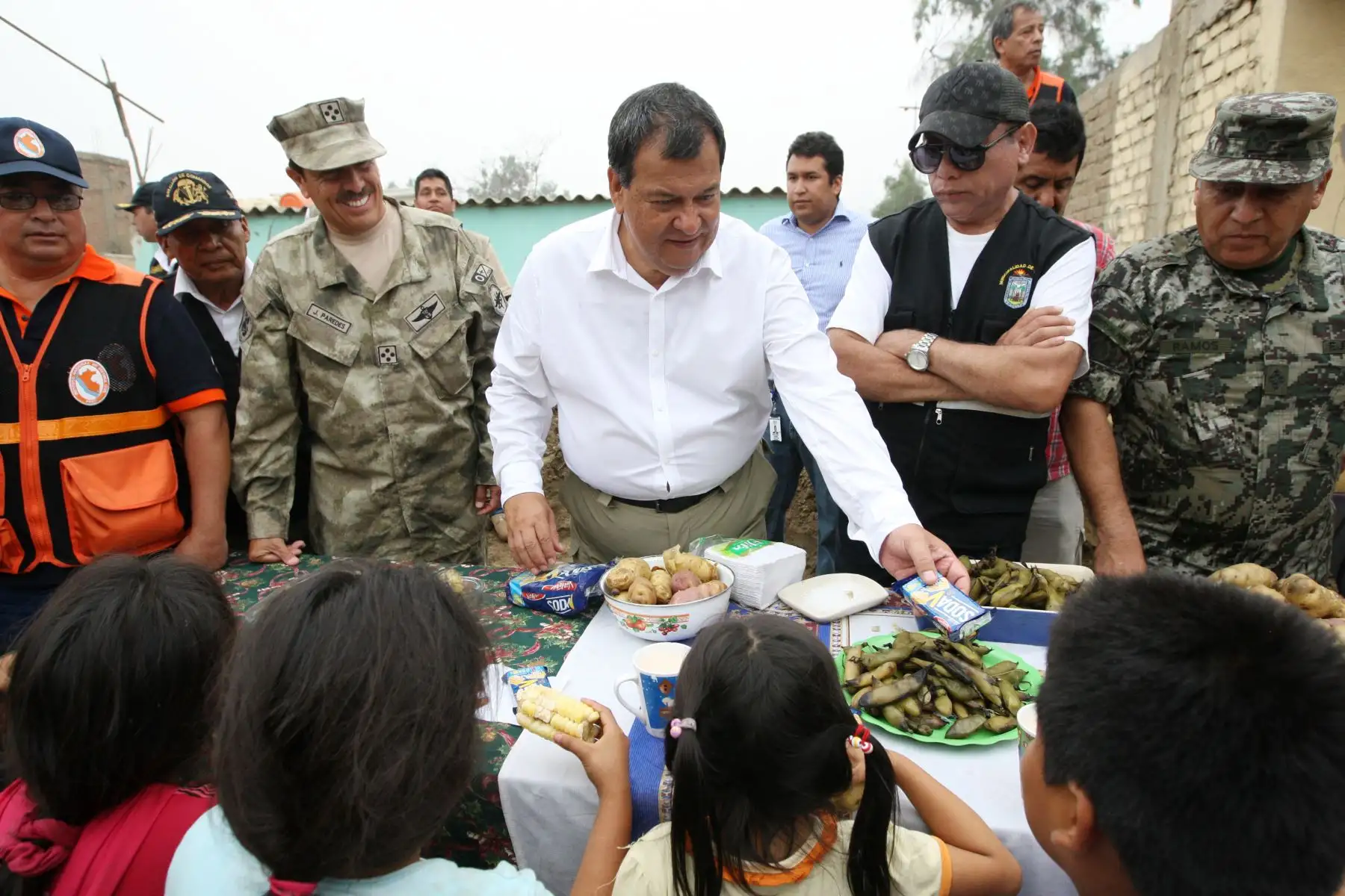 LIMA PERÚ, FEBRERO 03. Ministro de Defensa, Jorge Nieto Montesinos, visita  zona de Huachipa afectada por el desborde del Río Huaycoloro, y entrega ayuda humanitaria a los pobladores damnificados de esa zona. Foto: ANDINA/Melina Mejía