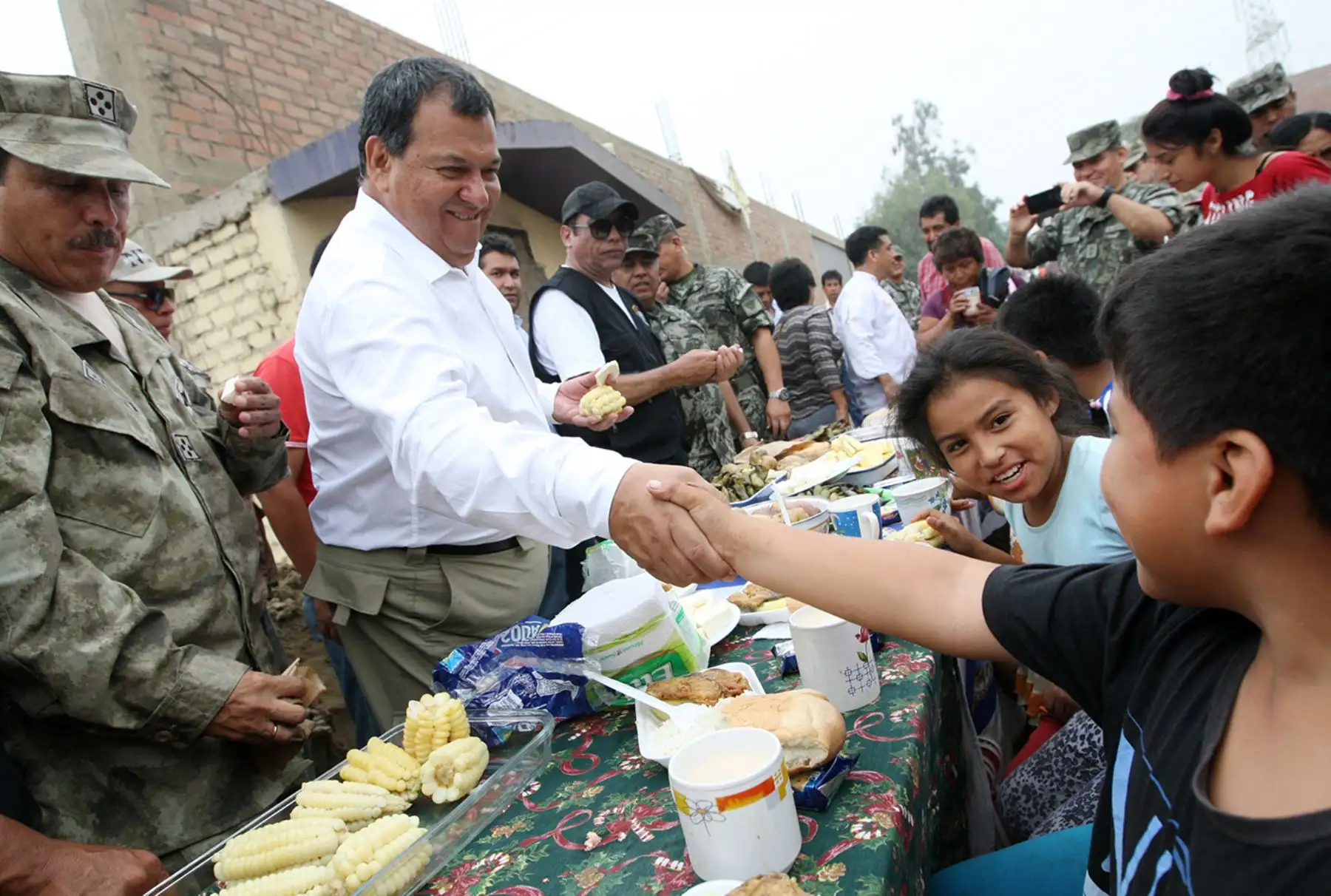 LIMA PERÚ, FEBRERO 03. Ministro de Defensa, Jorge Nieto Montesinos, visita  zona de Huachipa afectada por el desborde del Río Huaycoloro, y entrega ayuda humanitaria a los pobladores damnificados de esa zona. Foto: ANDINA/Melina Mejía