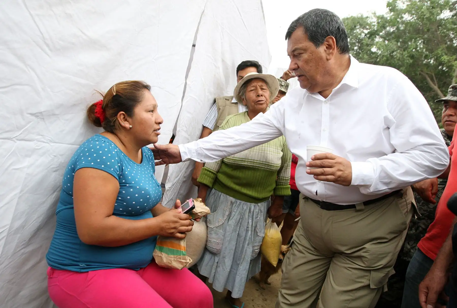 LIMA PERÚ, FEBRERO 03. Ministro de Defensa, Jorge Nieto Montesinos, visita  zona de Huachipa afectada por el desborde del Río Huaycoloro, y entrega ayuda humanitaria a los pobladores damnificados de esa zona. Foto: ANDINA/Melina Mejía