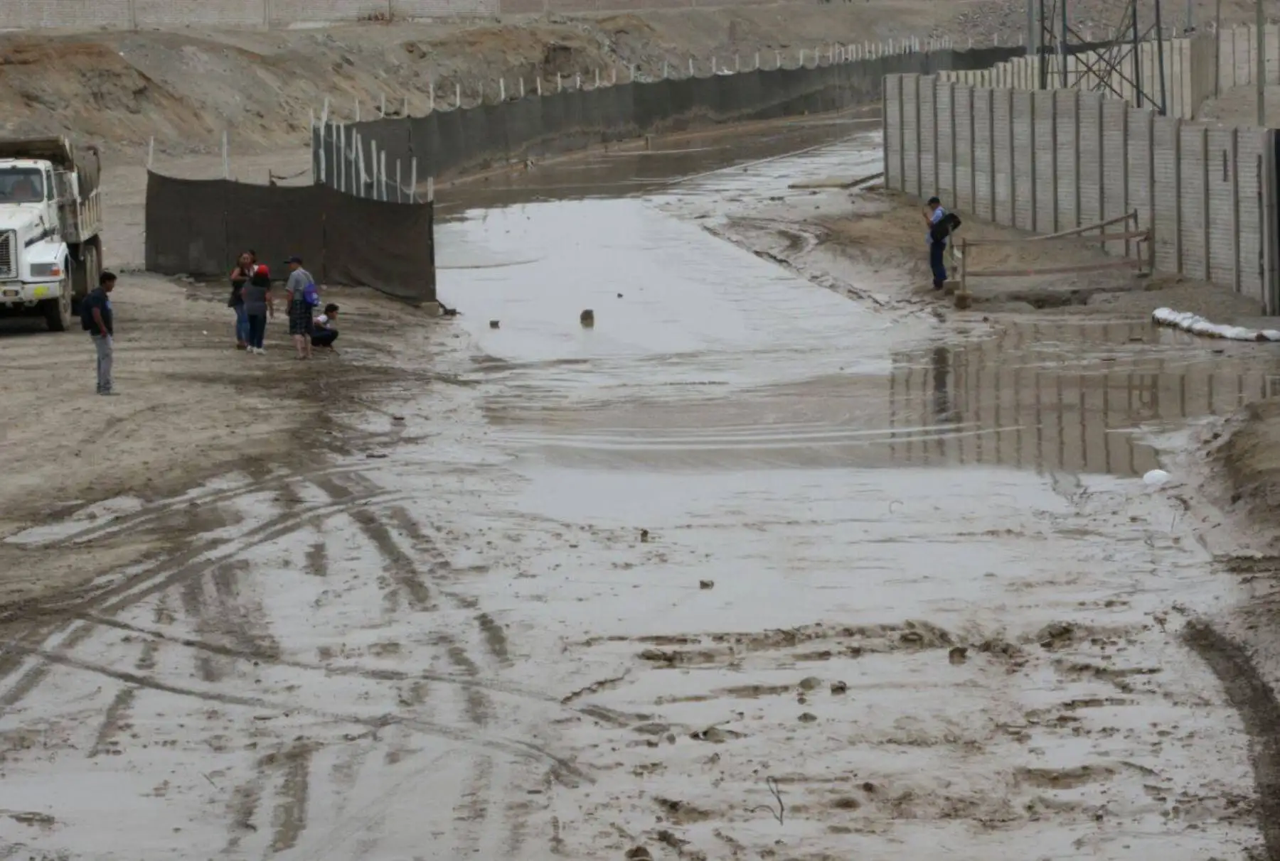 LIMA PERÚ, FEBRERO 03. Dos huaicos discurren por los distritos de Punta Hermosa y San Bartolo, al sur de Lima. Foto: Jhony Laurente