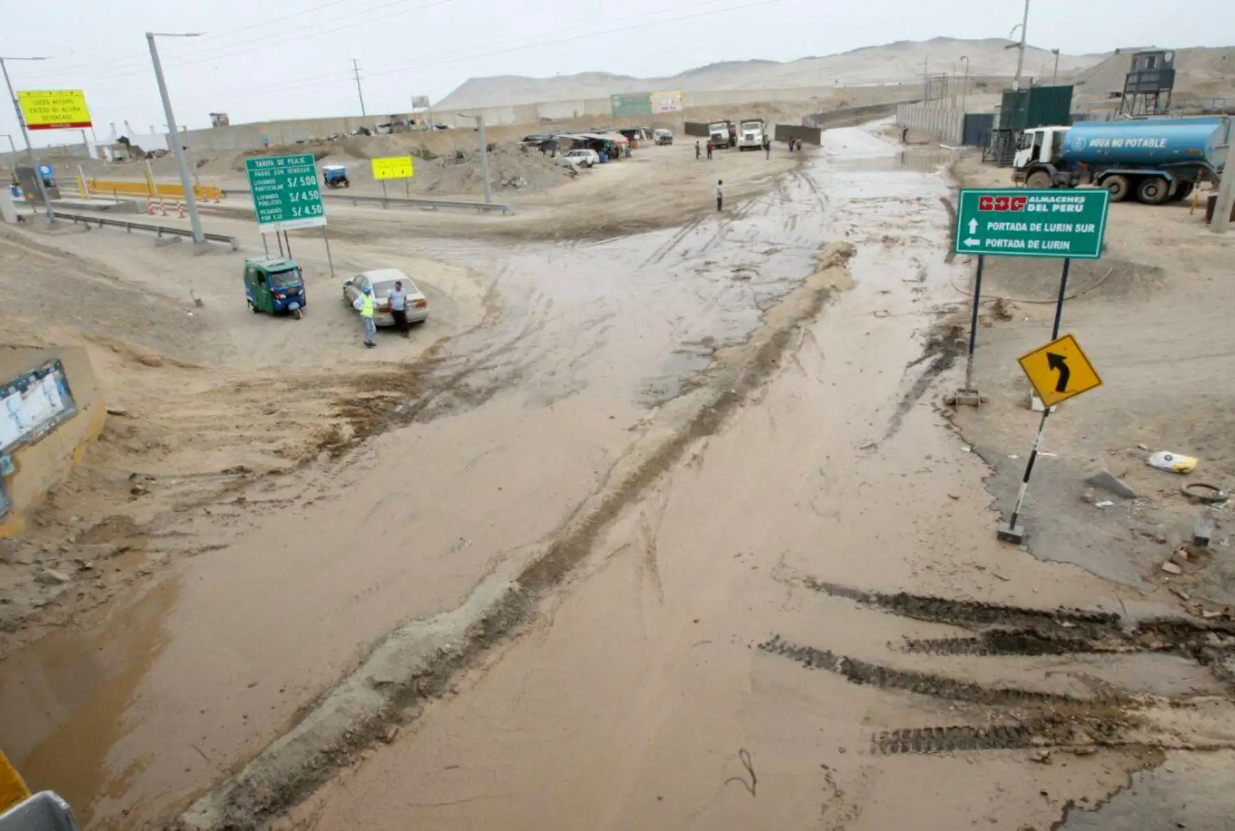 LIMA PERÚ, FEBRERO 03. Dos huaicos discurren por los distritos de Punta Hermosa y San Bartolo, al sur de Lima. Foto: Jhony Laurente