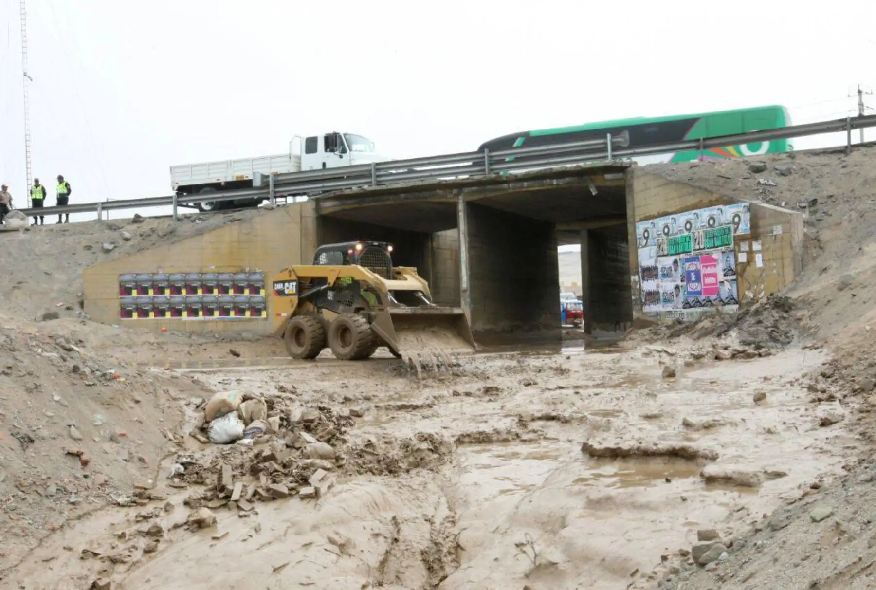 LIMA PERÚ, FEBRERO 03. Dos huaicos discurren por los distritos de Punta Hermosa y San Bartolo, al sur de Lima. Foto: Jhony Laurente