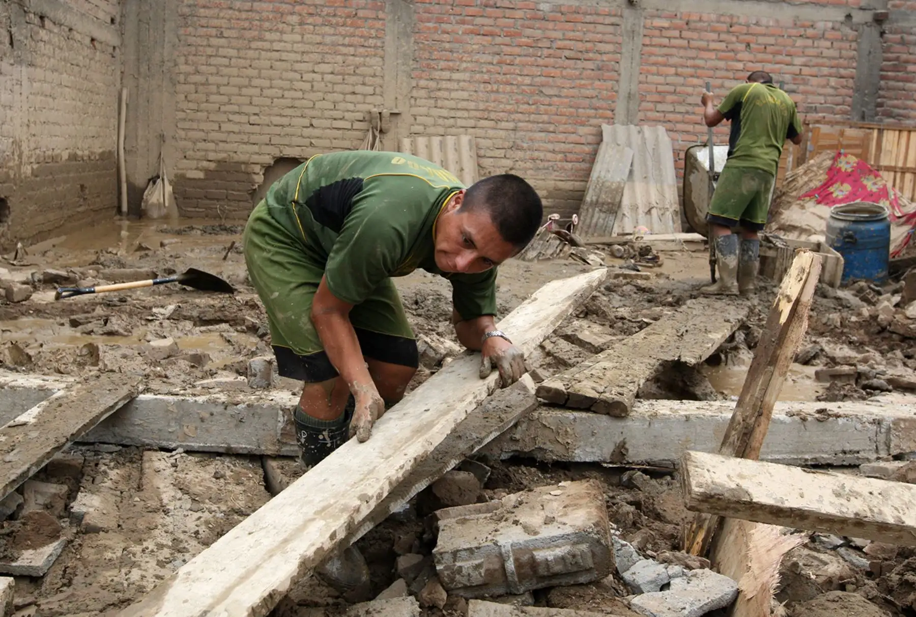 LIMA PERÚ, FEBRERO 03. Ayuda de limpieza a los pobladores damnificados de la zona Cajamarquilla afectada por el huaico. Foto: ANDINA/Melina Mejía